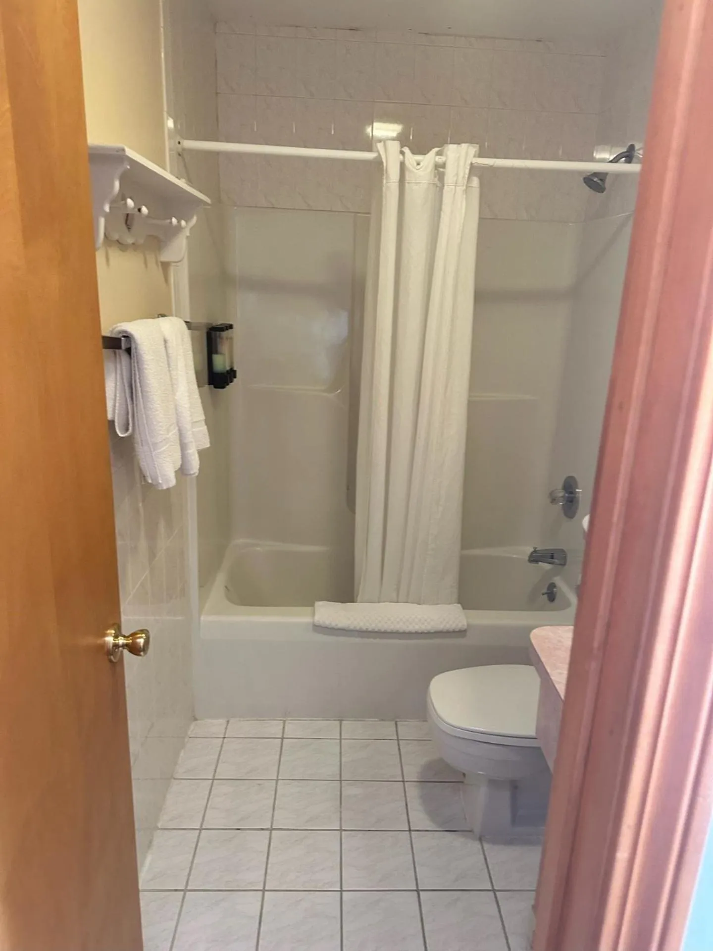 Mohican Resort Motel, Conveniently located to all Lake George attractions