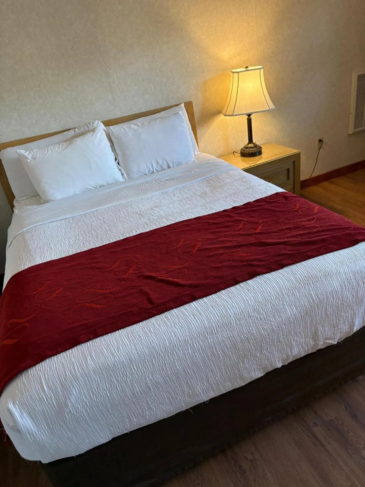 Bed in Mohican Resort Motel, Conveniently located to all Lake George attractions