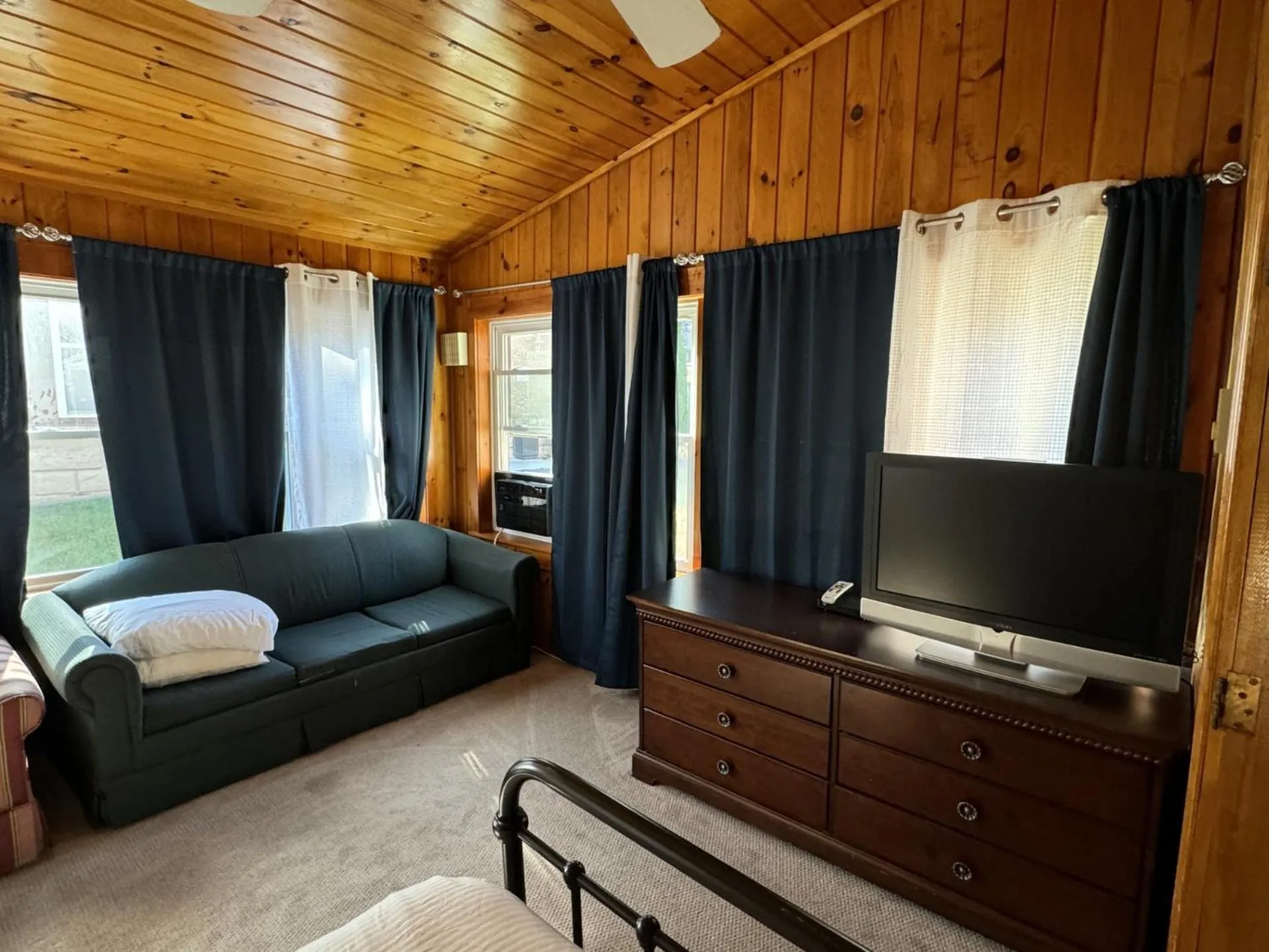 Bed in Mohican Resort Motel, Conveniently located to all Lake George attractions