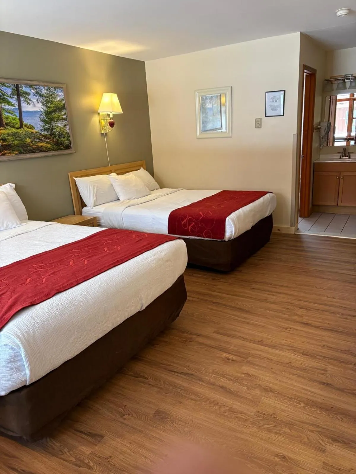 Bed in Mohican Resort Motel, Conveniently located to all Lake George attractions