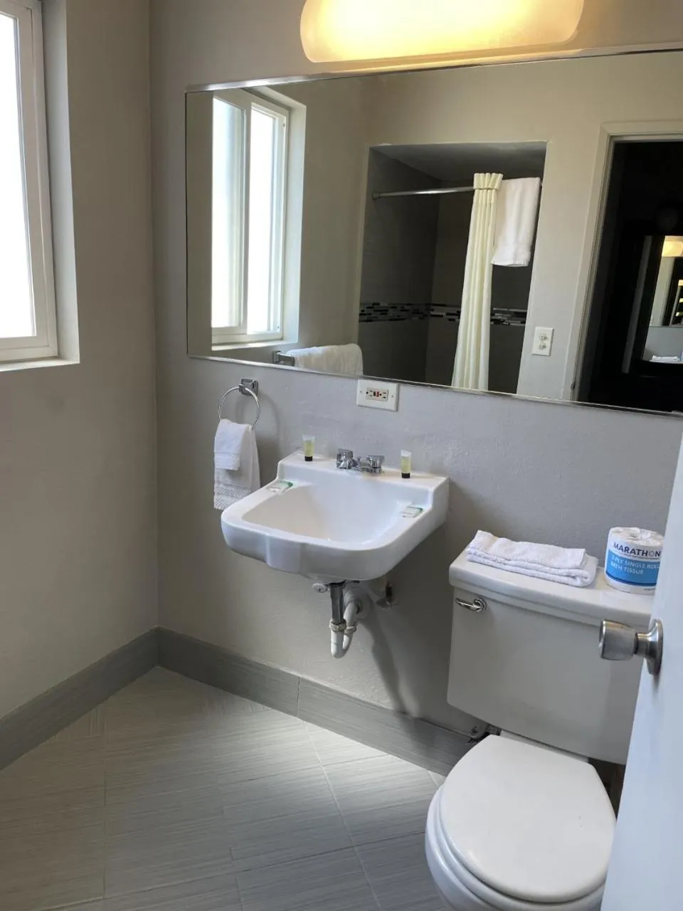 Toilet in Downtown Inn