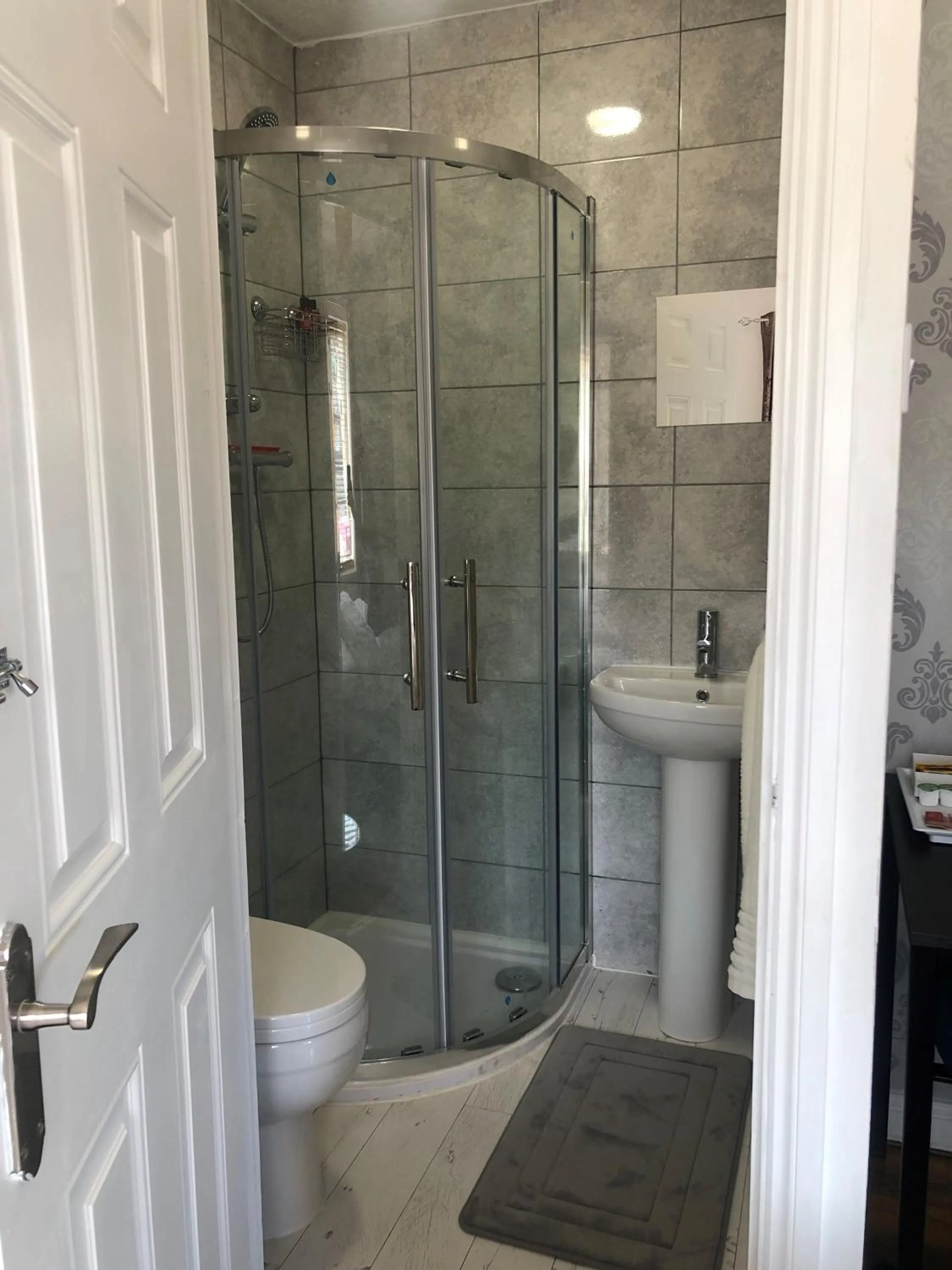 Bathroom in ASHMINA HOLIDAY LET with Free onsite Parking for SMALL VANS and cars only