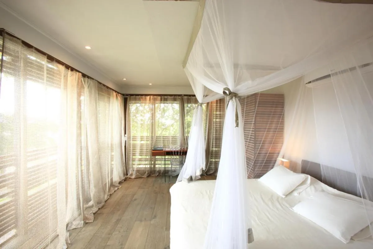 Photo of the whole room, Bed in Les Palétuviers