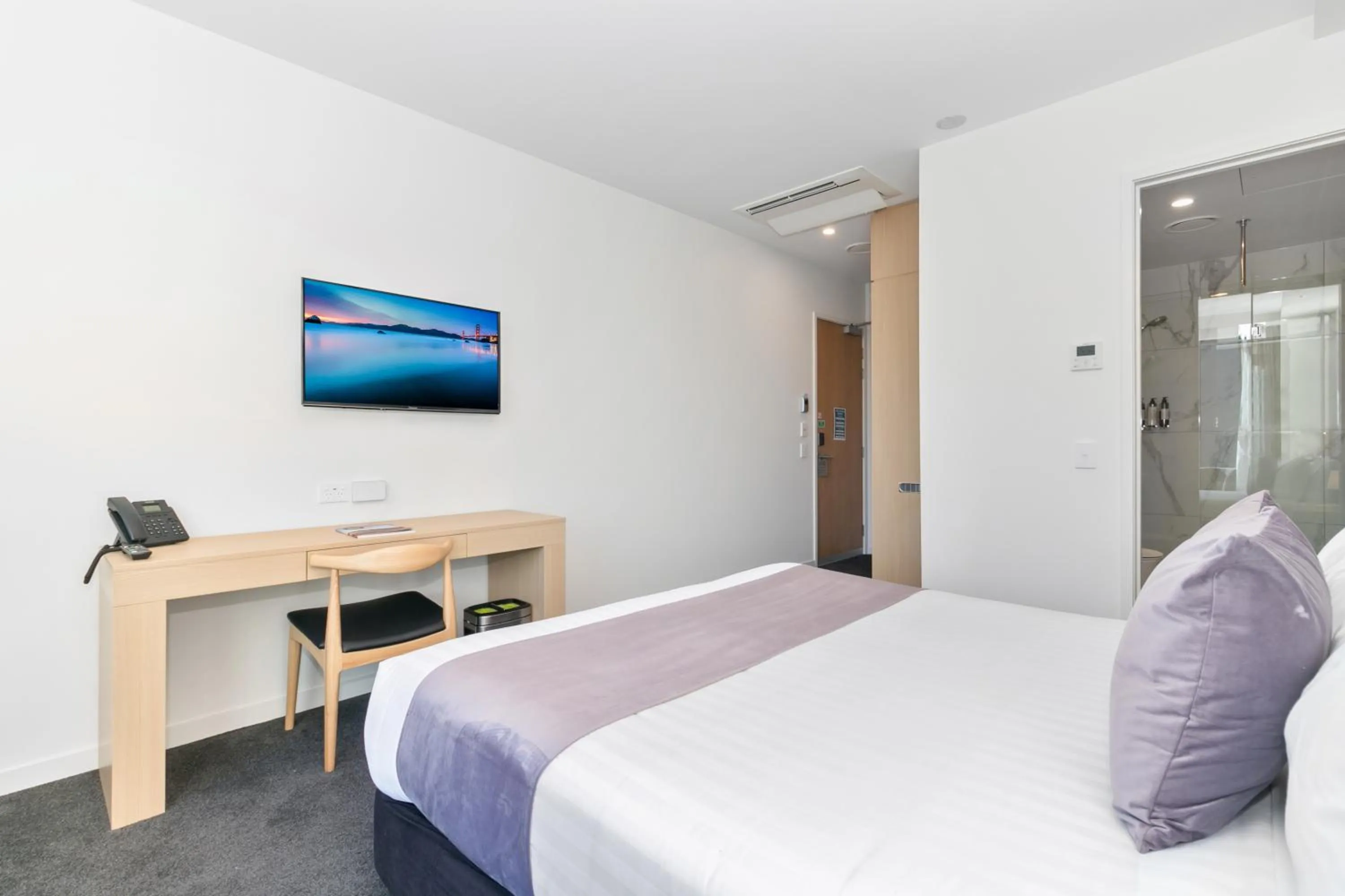 Bedroom, Bed in Christchurch City Hotel