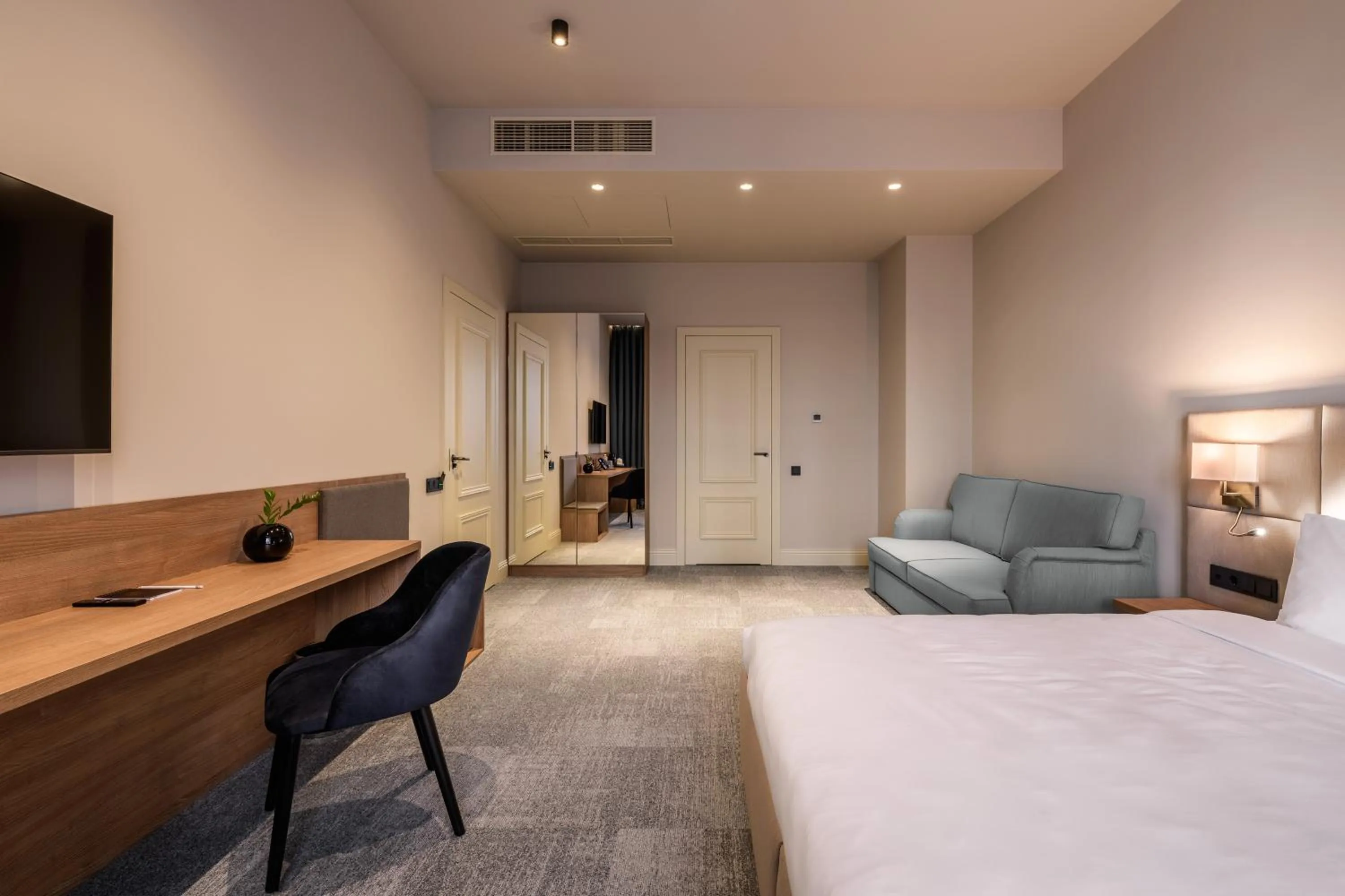 Photo of the whole room, Bed in Maestral