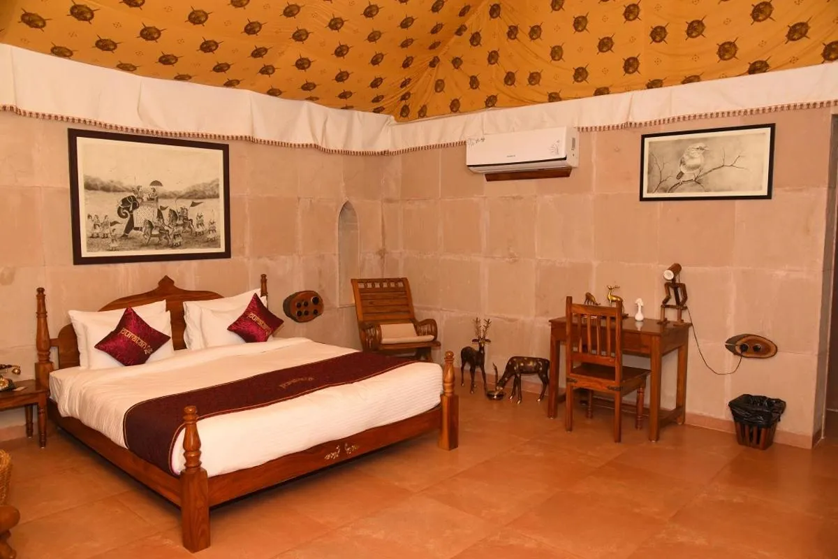 Bedroom, Bed in Puratan Qila