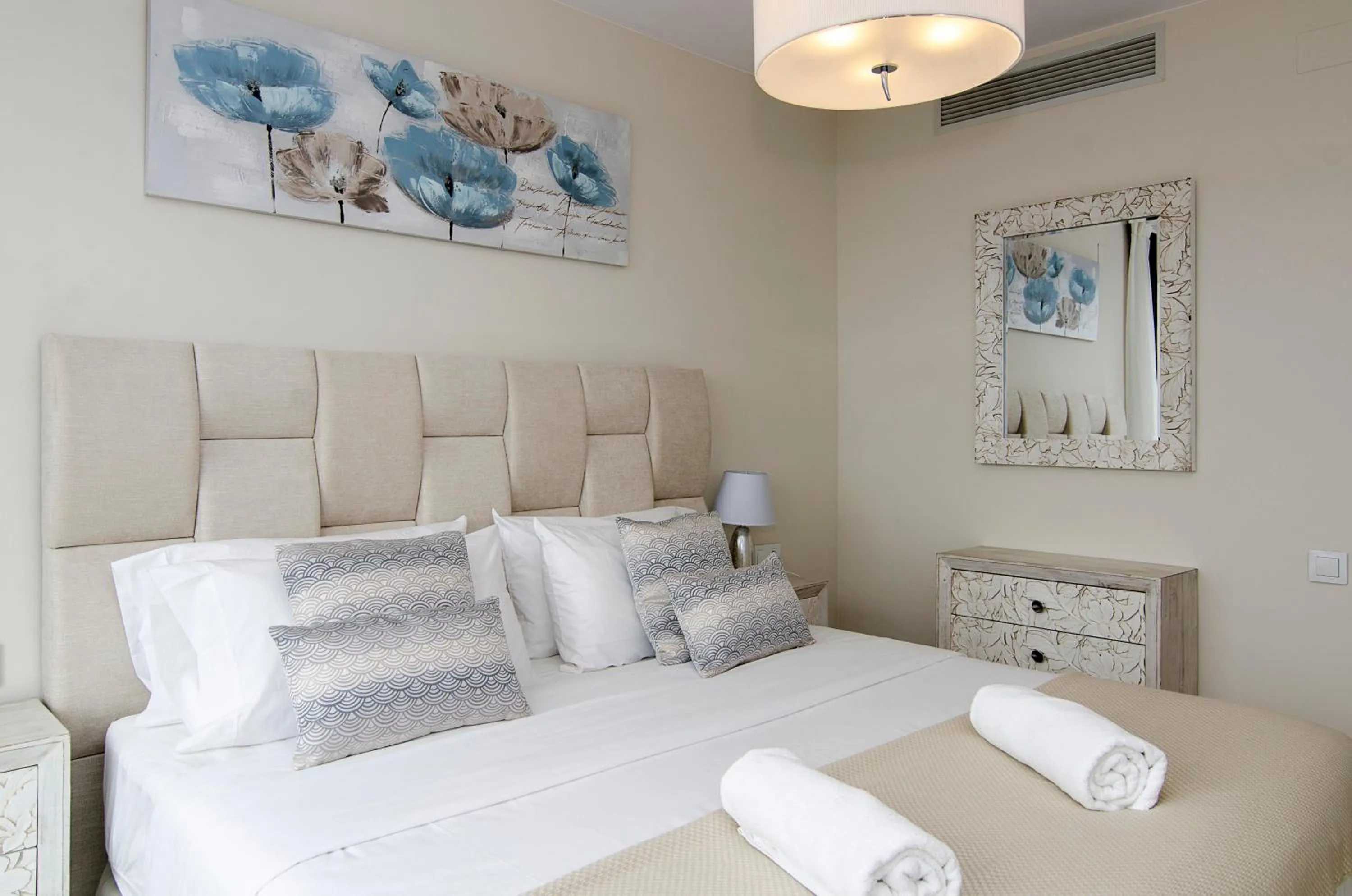 Bed in Sitges Spaces Sea View Villa- 6 Bedrooms, 5 bathrooms, 2 private pools, Near center