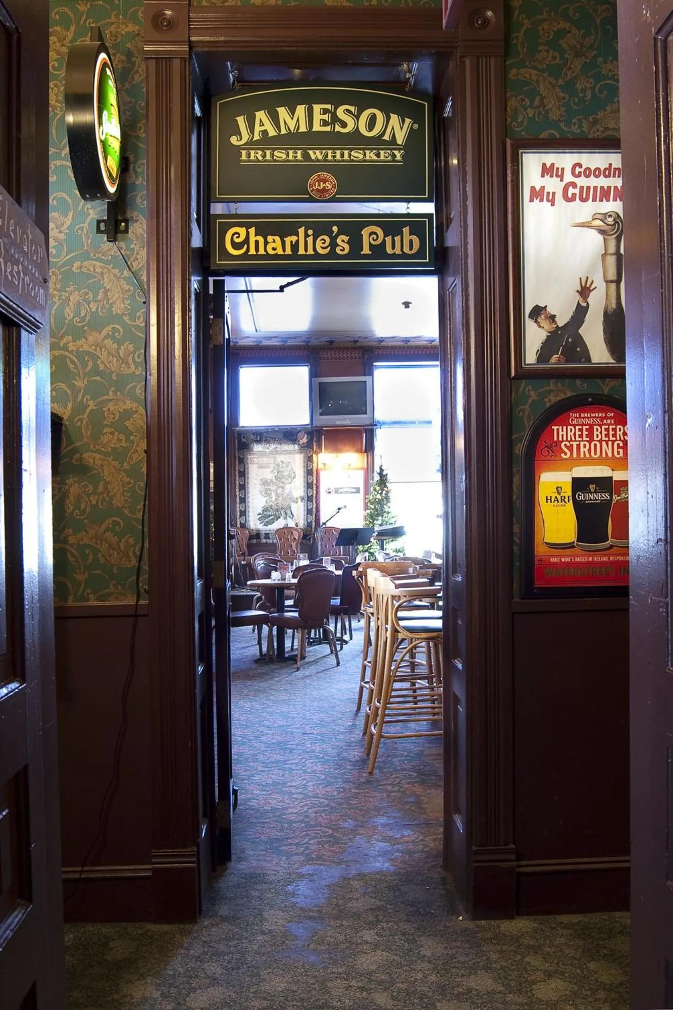 Lounge or bar in Water Street Inn