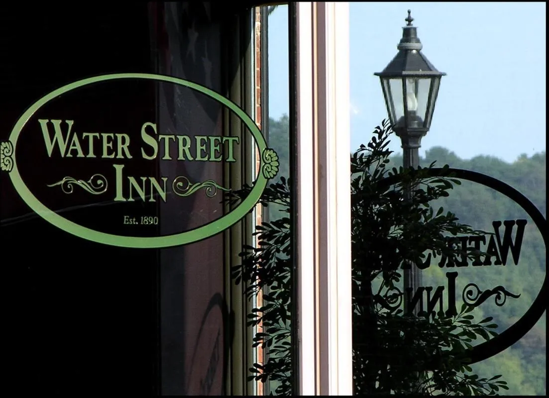 Facade/entrance in Water Street Inn