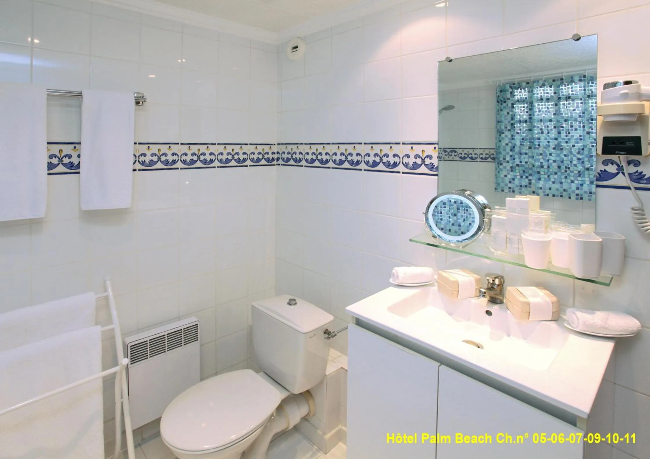 Bathroom in HOTEL PALM BEACH