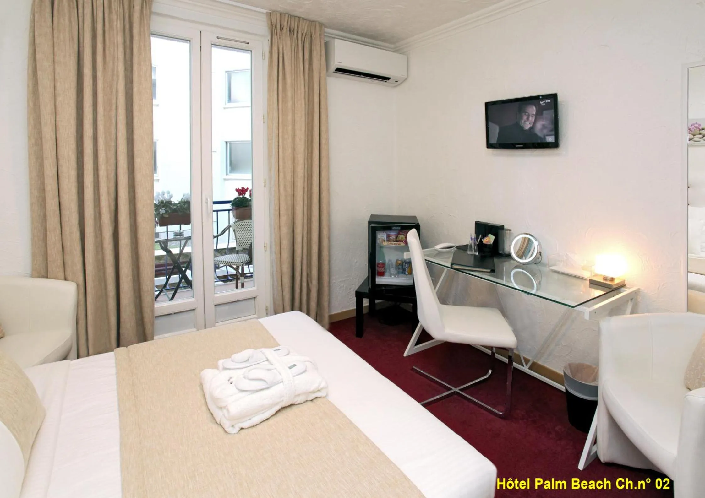 View (from property/room), Bed in HOTEL PALM BEACH