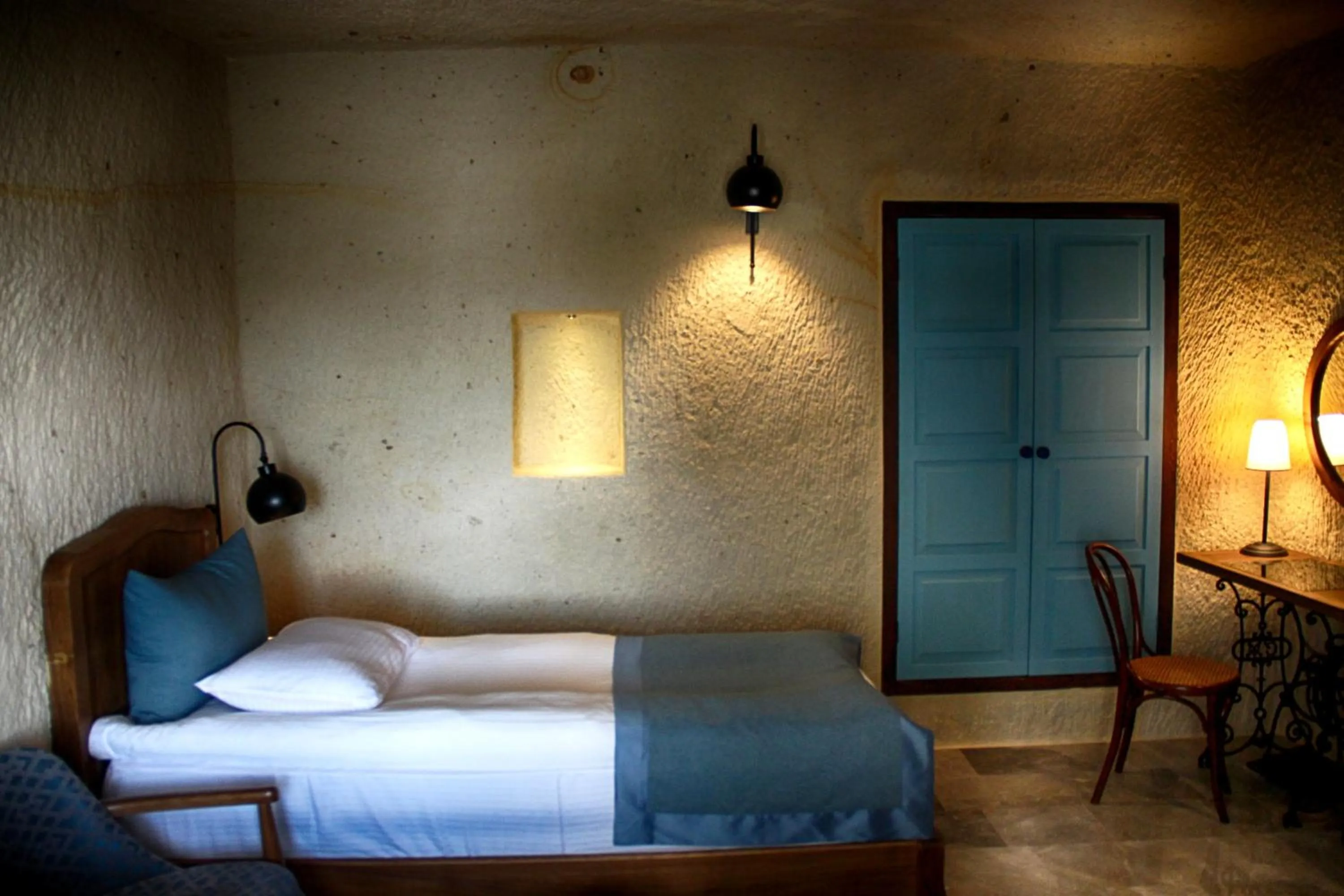 Bed in 1811 Cave Hotel
