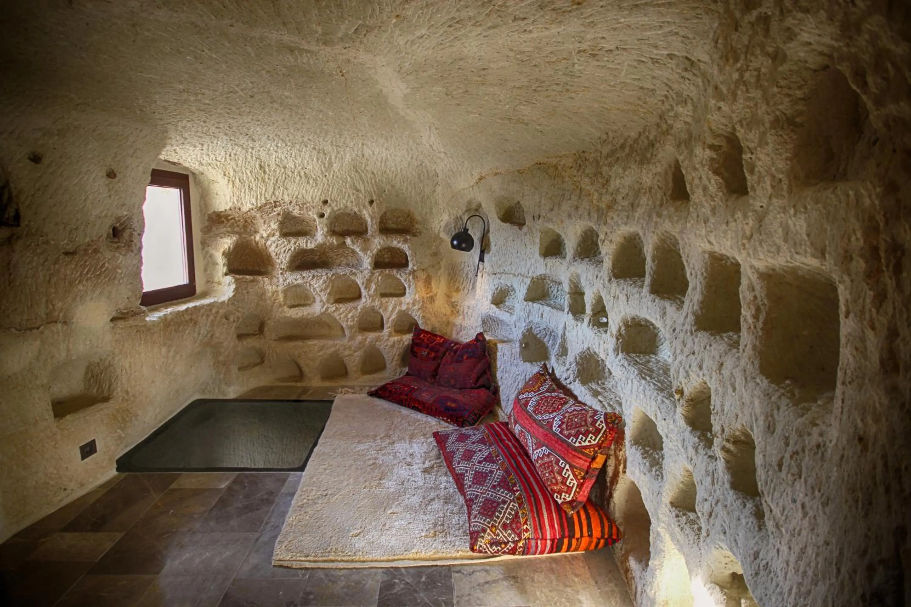 Massage, Bed in 1811 Cave Hotel