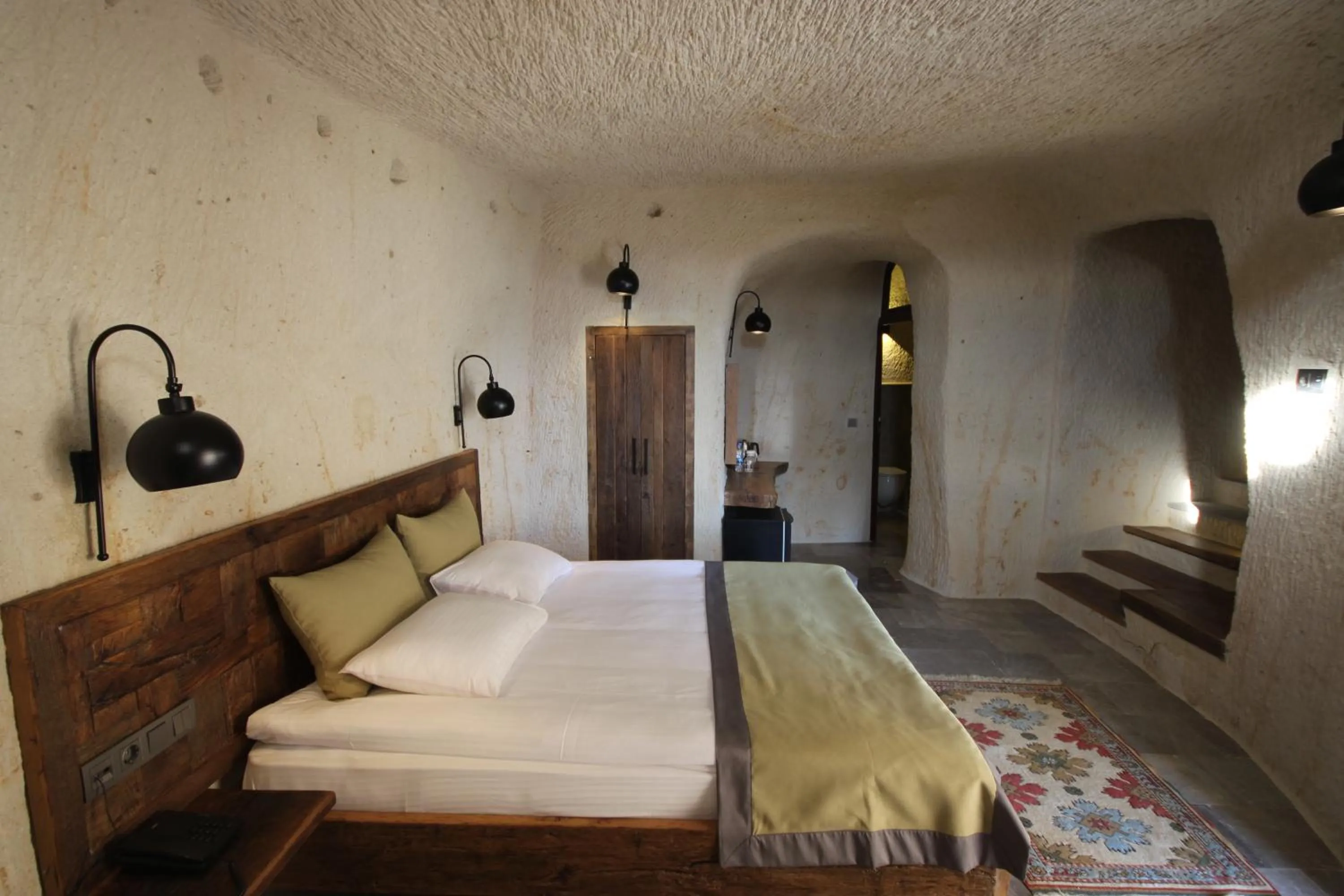 Photo of the whole room, Bed in 1811 Cave Hotel