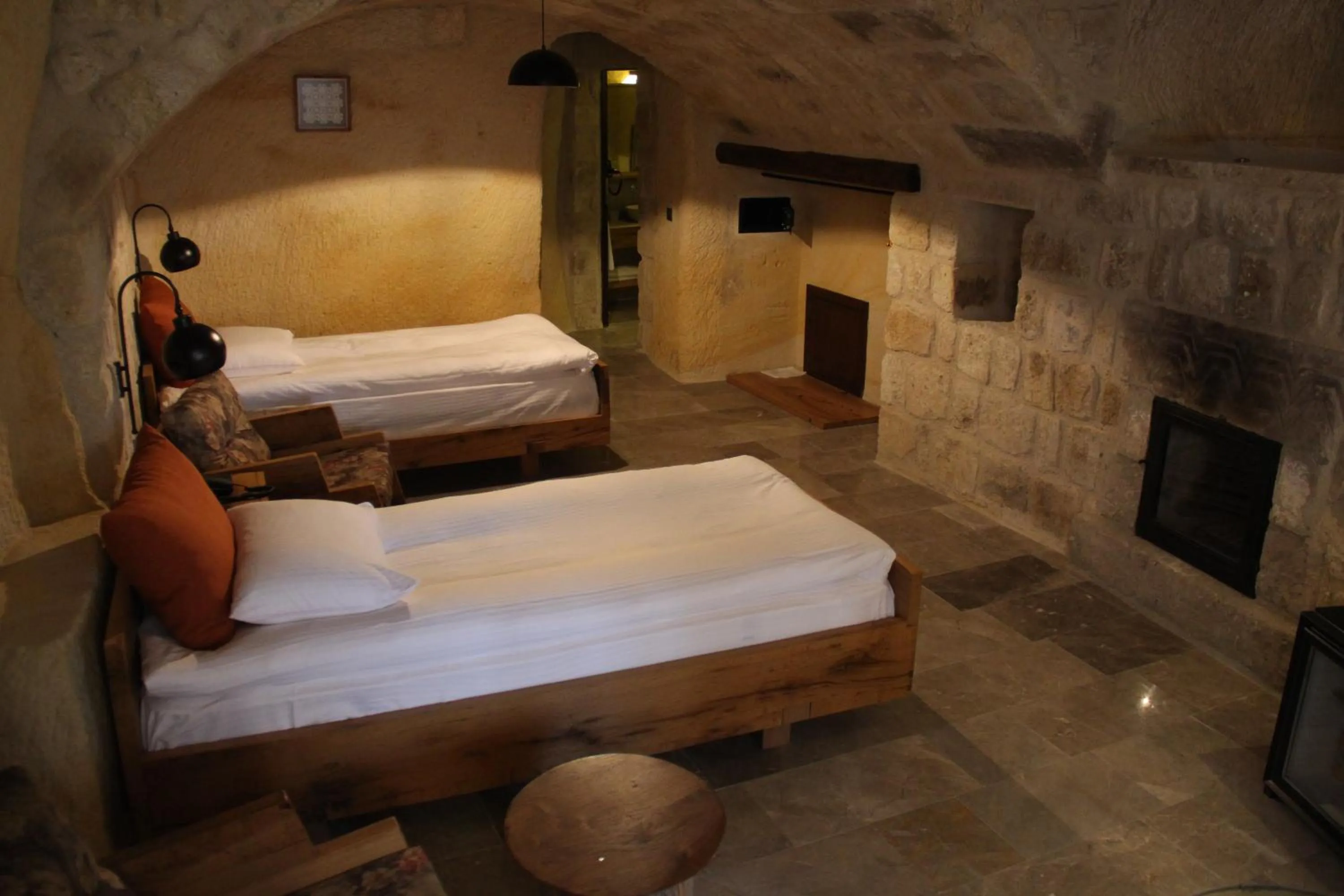 Photo of the whole room, Bed in 1811 Cave Hotel