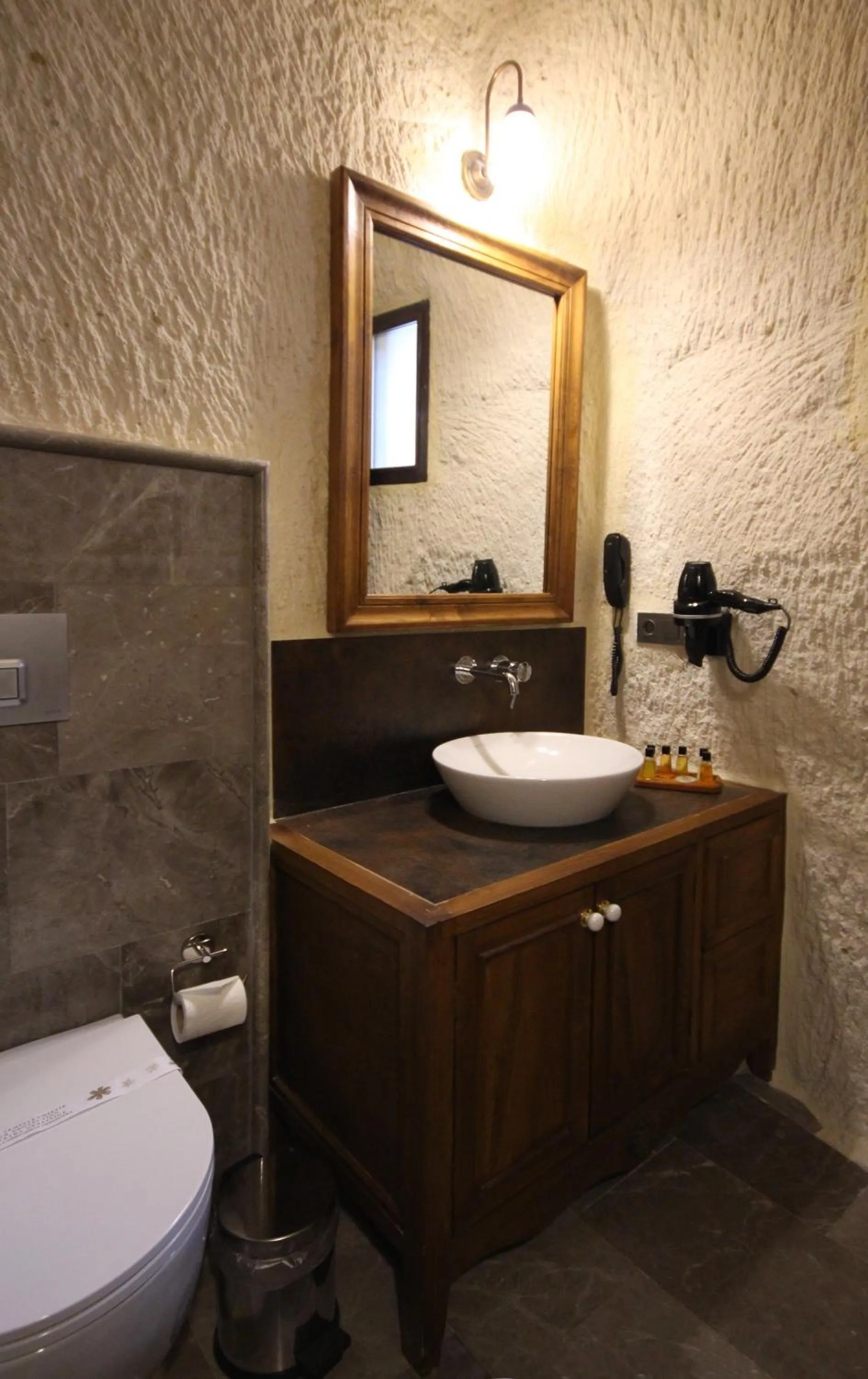 Bathroom in 1811 Cave Hotel