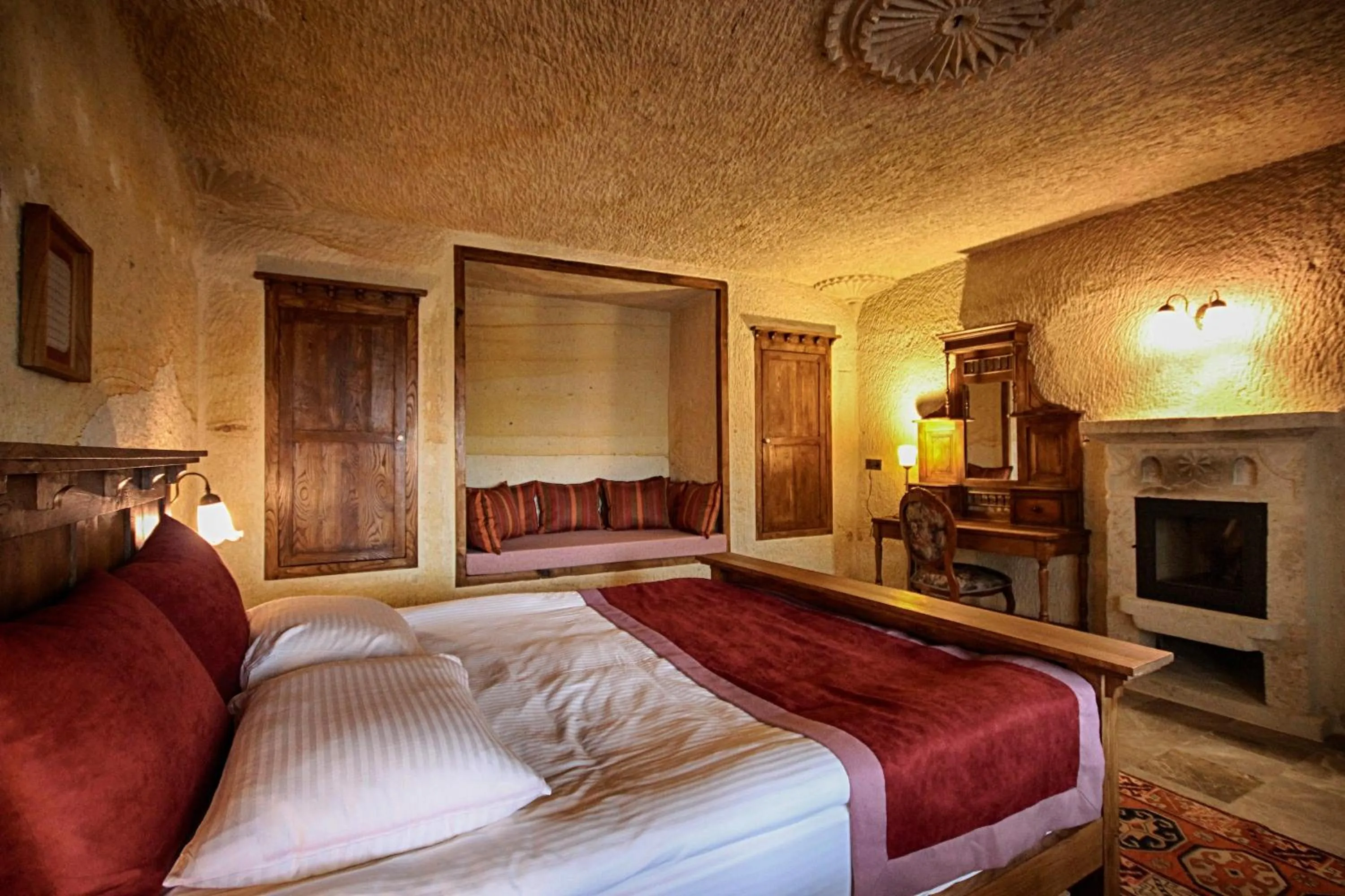 Photo of the whole room, Bed in 1811 Cave Hotel