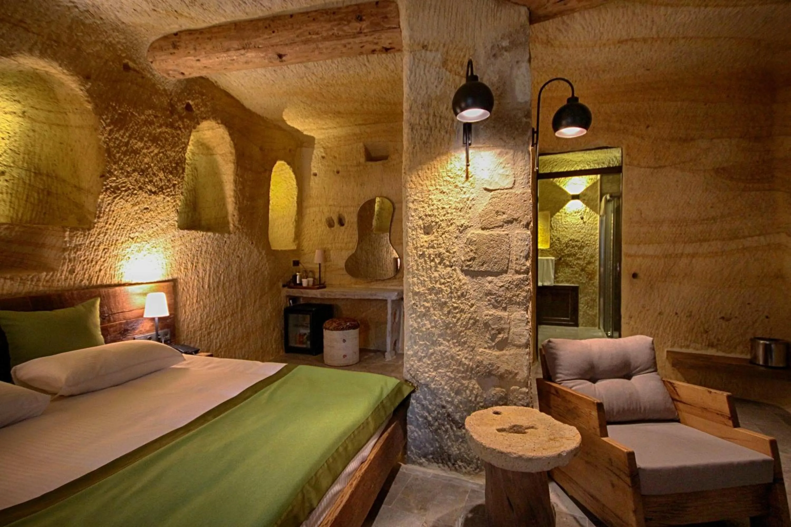 Photo of the whole room, Bed in 1811 Cave Hotel
