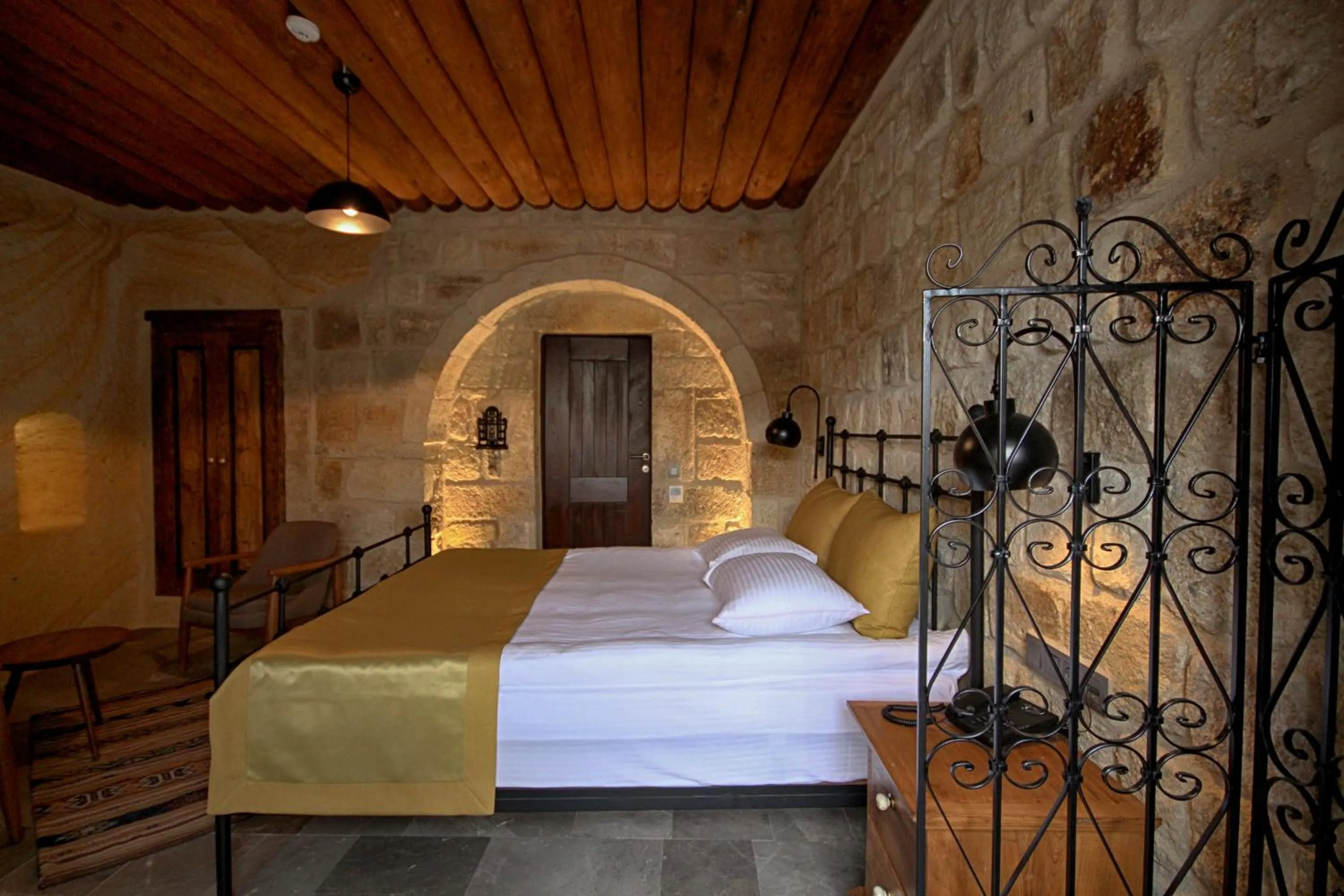 Photo of the whole room, Bed in 1811 Cave Hotel