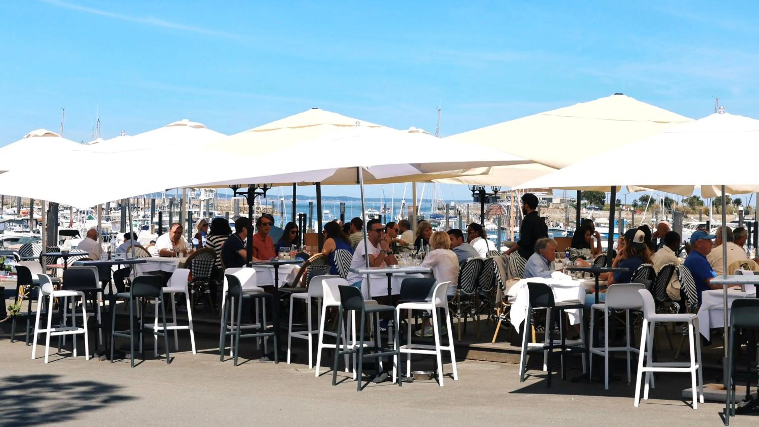 Restaurant/places to eat in Résidence Les Suites du Port - by Le Saint Ferdinand