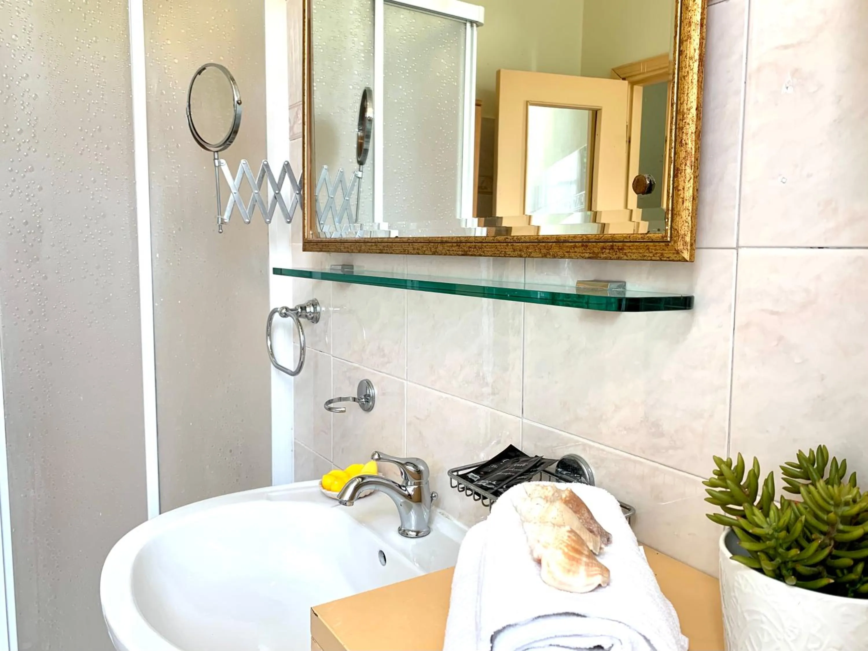 Bathroom in Hotel Baia di Levanto