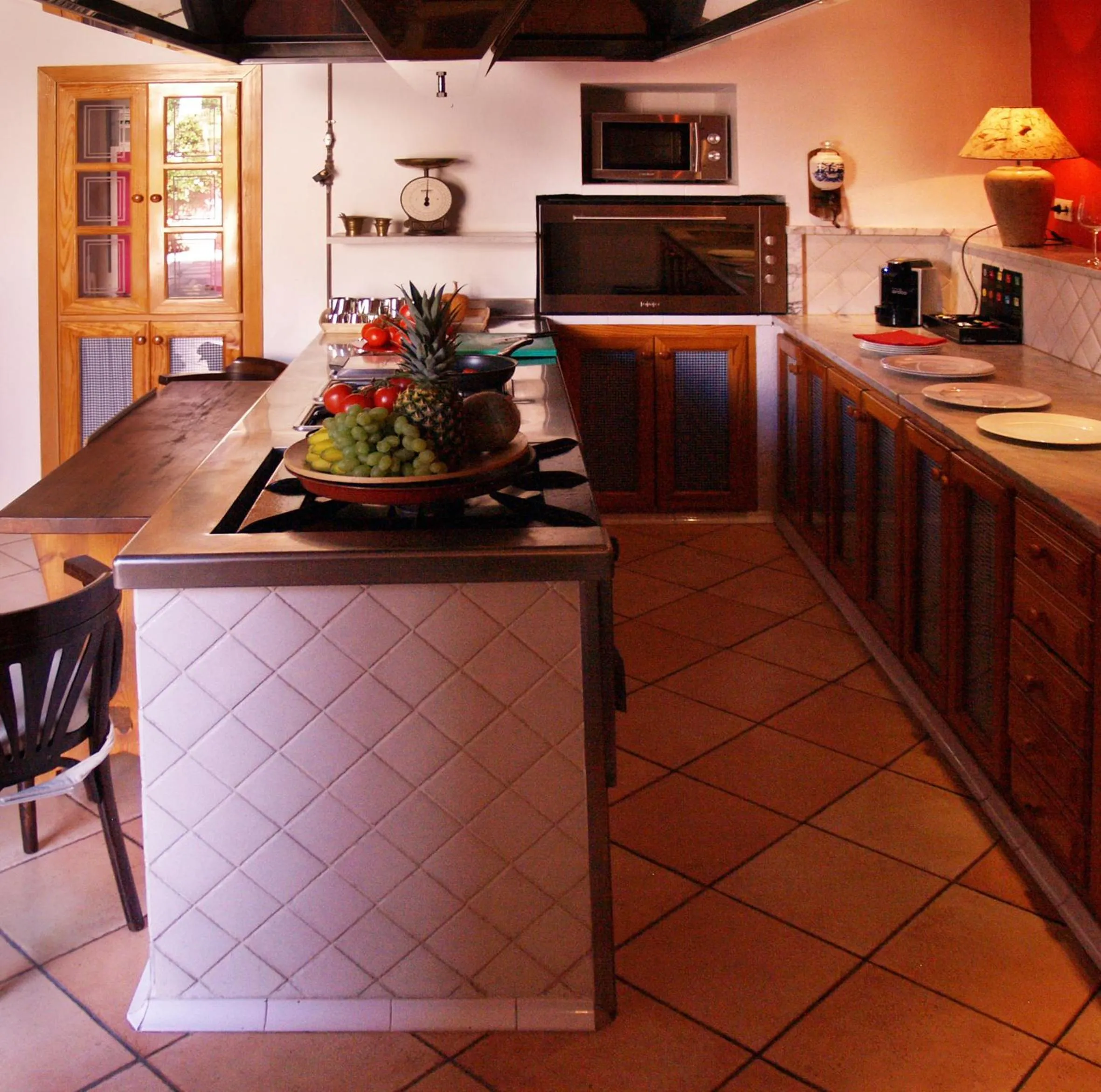 Communal kitchen in Petit Hotel Alaro