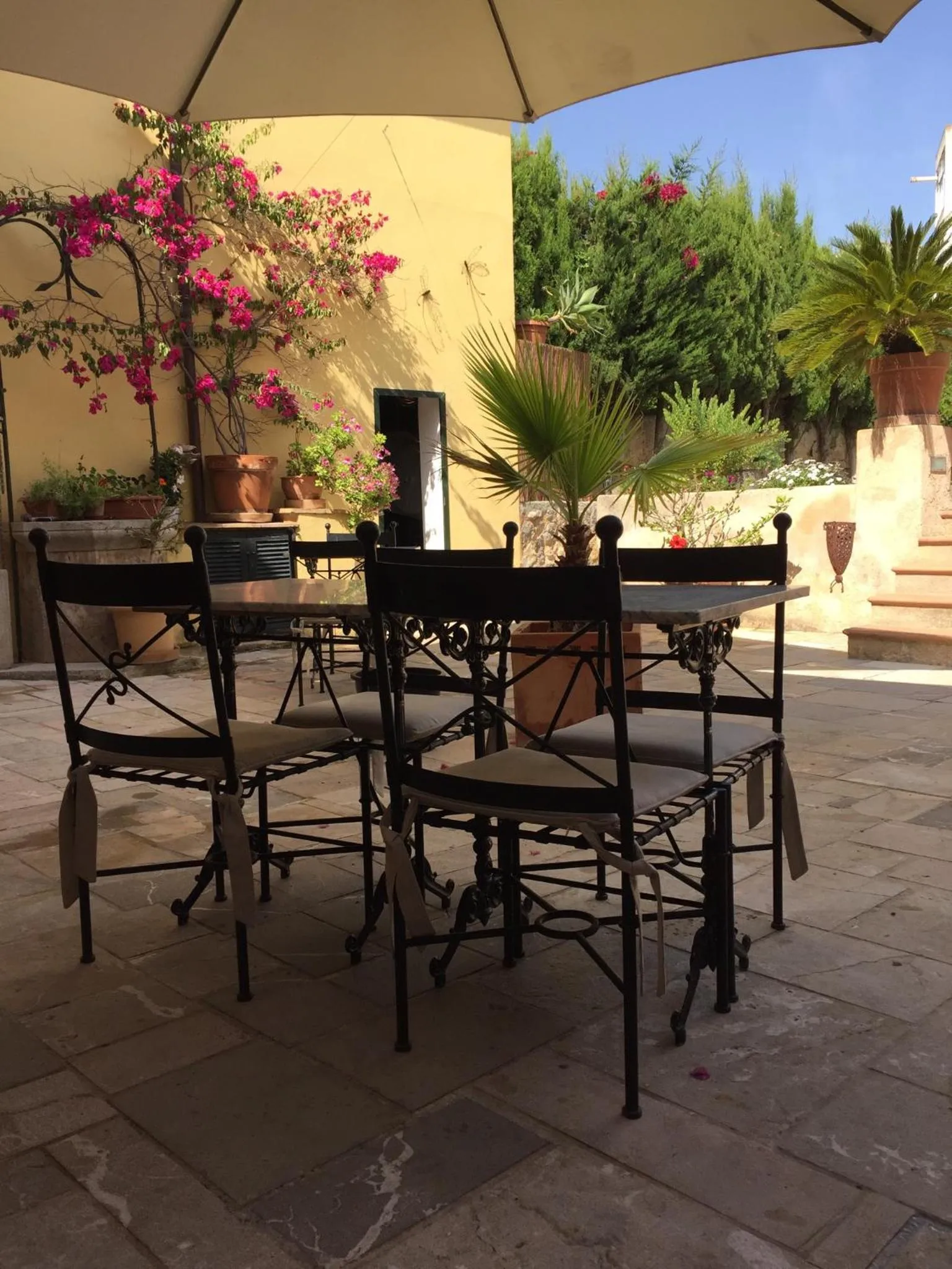 Patio in Petit Hotel Alaro