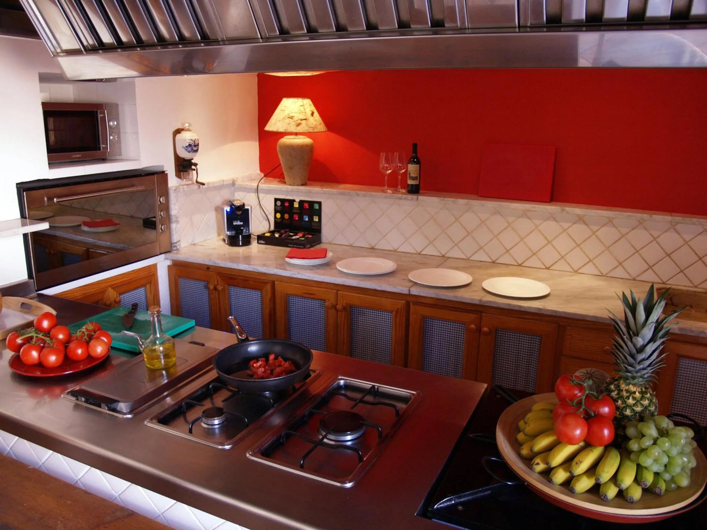 Communal kitchen in Petit Hotel Alaro