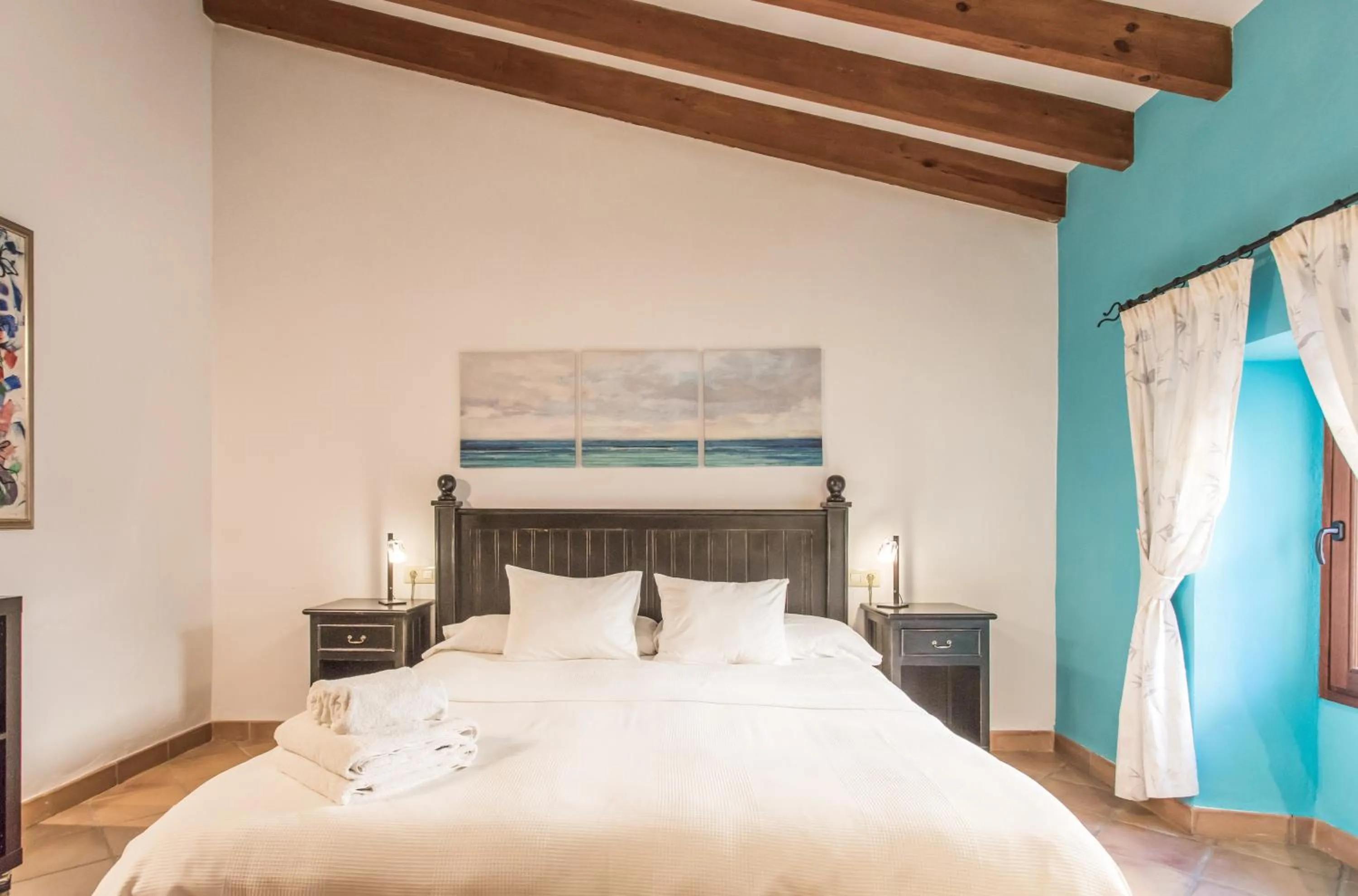 Property building, Bed in Petit Hotel Alaro