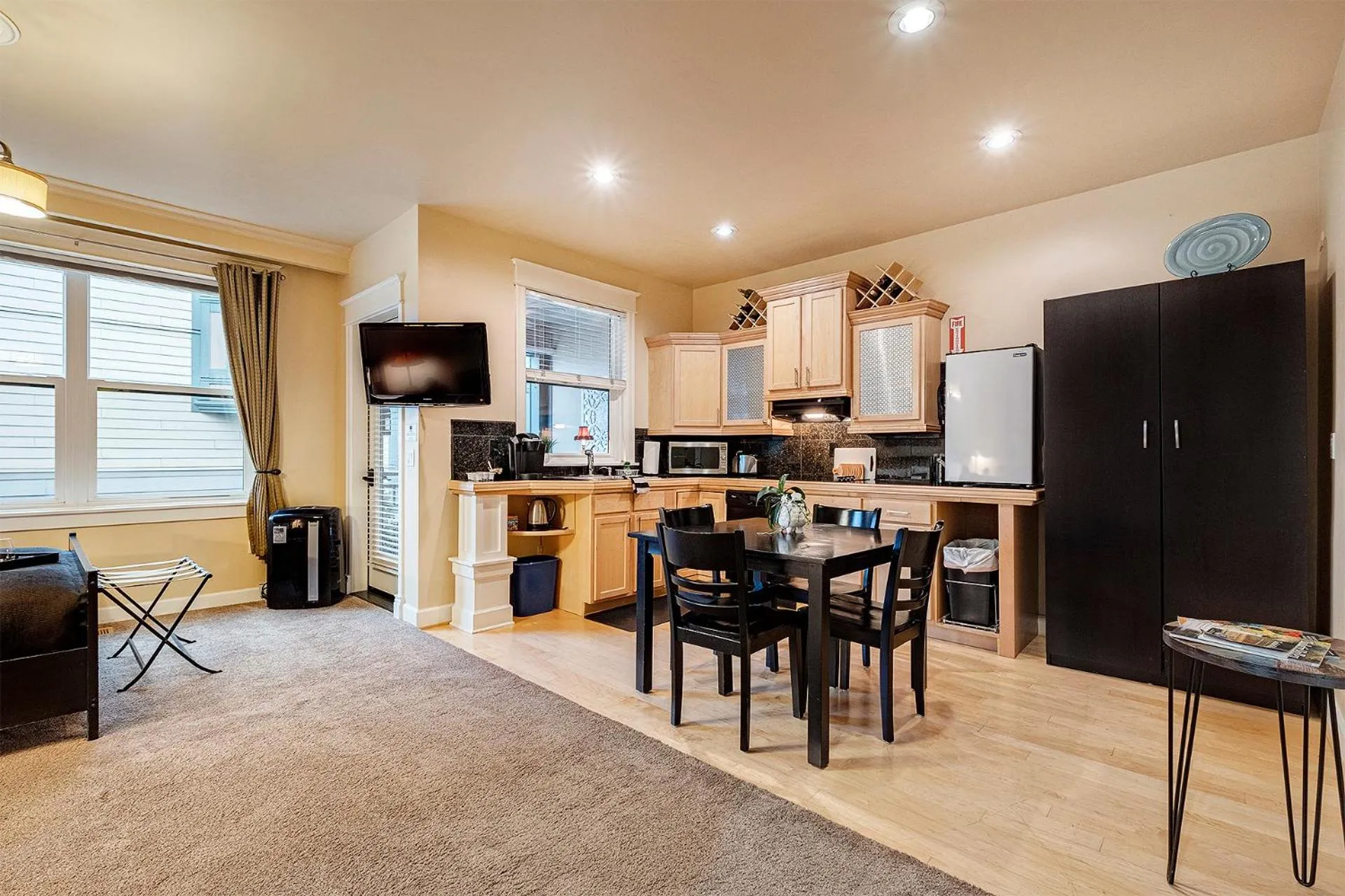 Communal lounge/ TV room in The Orenco Station Hotel