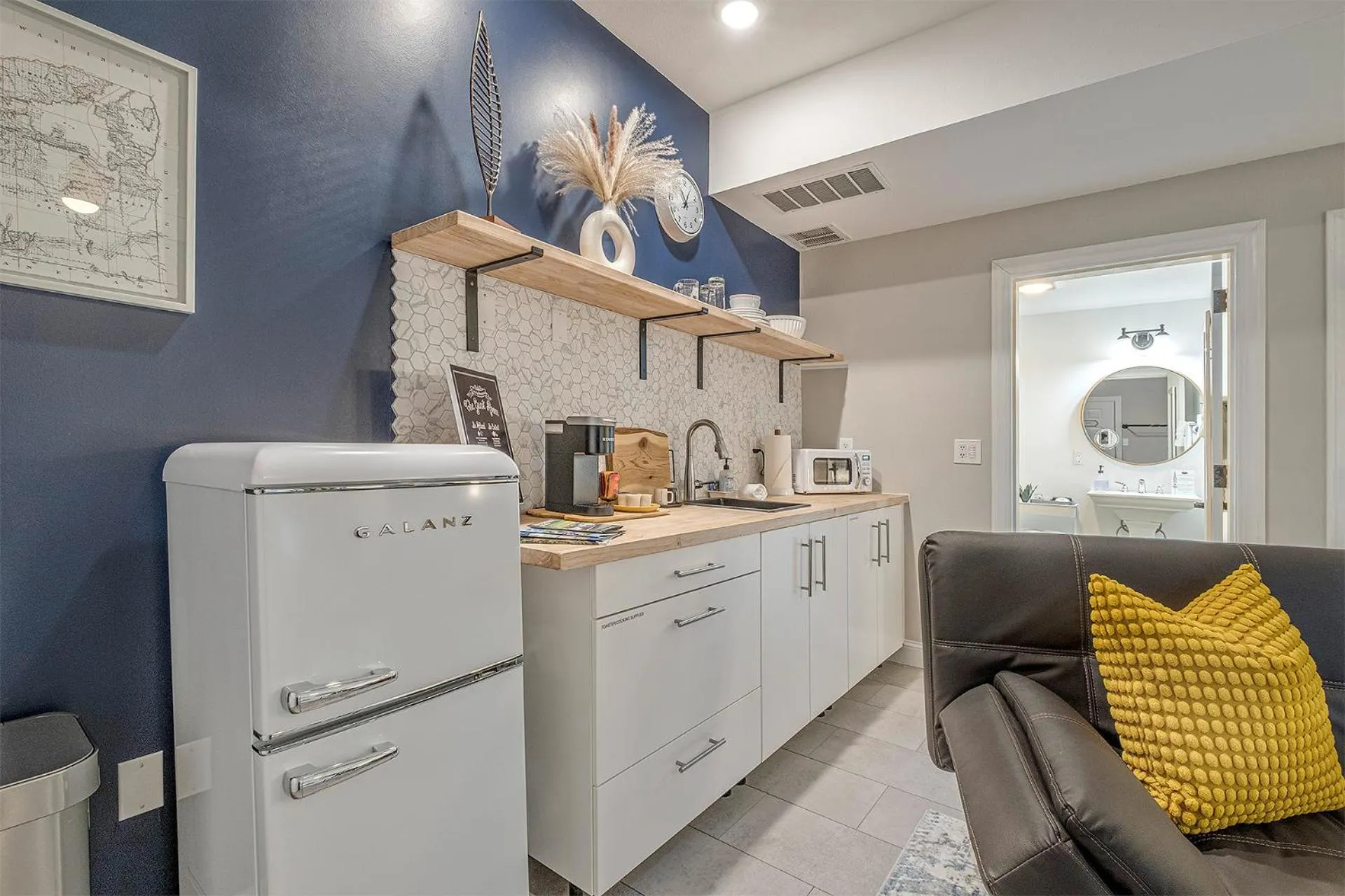 Kitchen or kitchenette in The Orenco Station Hotel