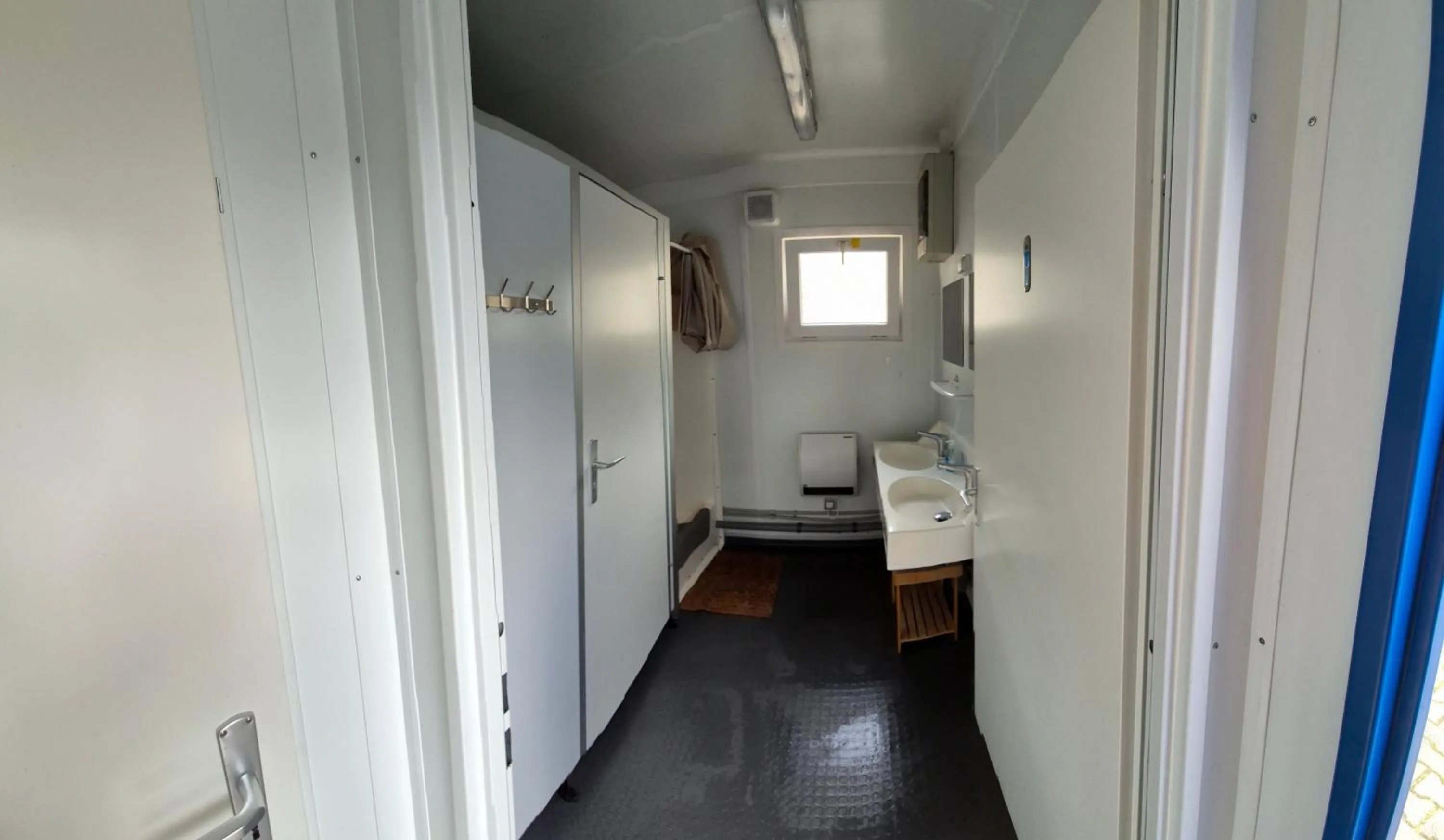 Bed in Mini Hotel Übernachten Im Gurkenfass