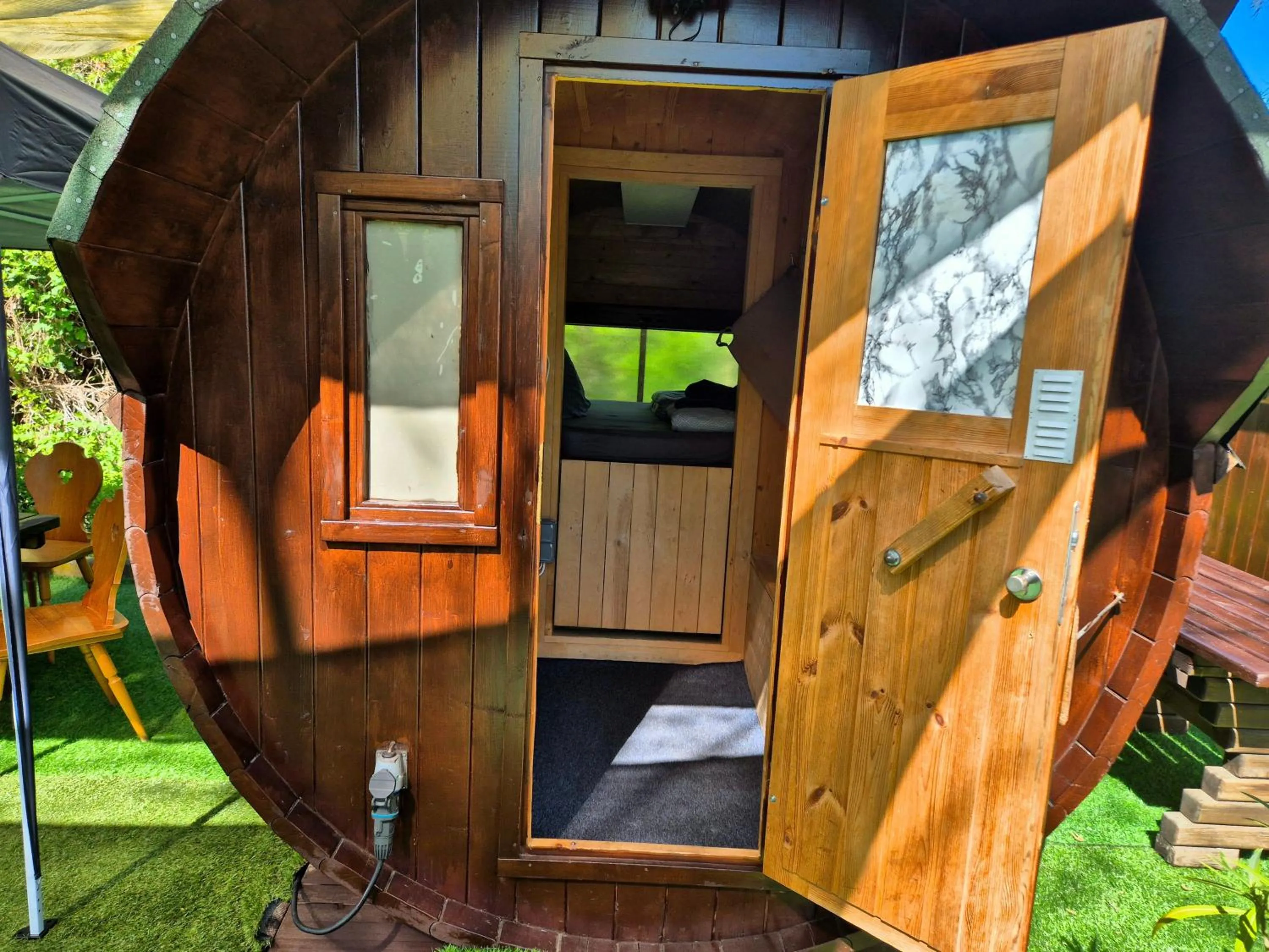 Mini Hotel Übernachten Im Gurkenfass