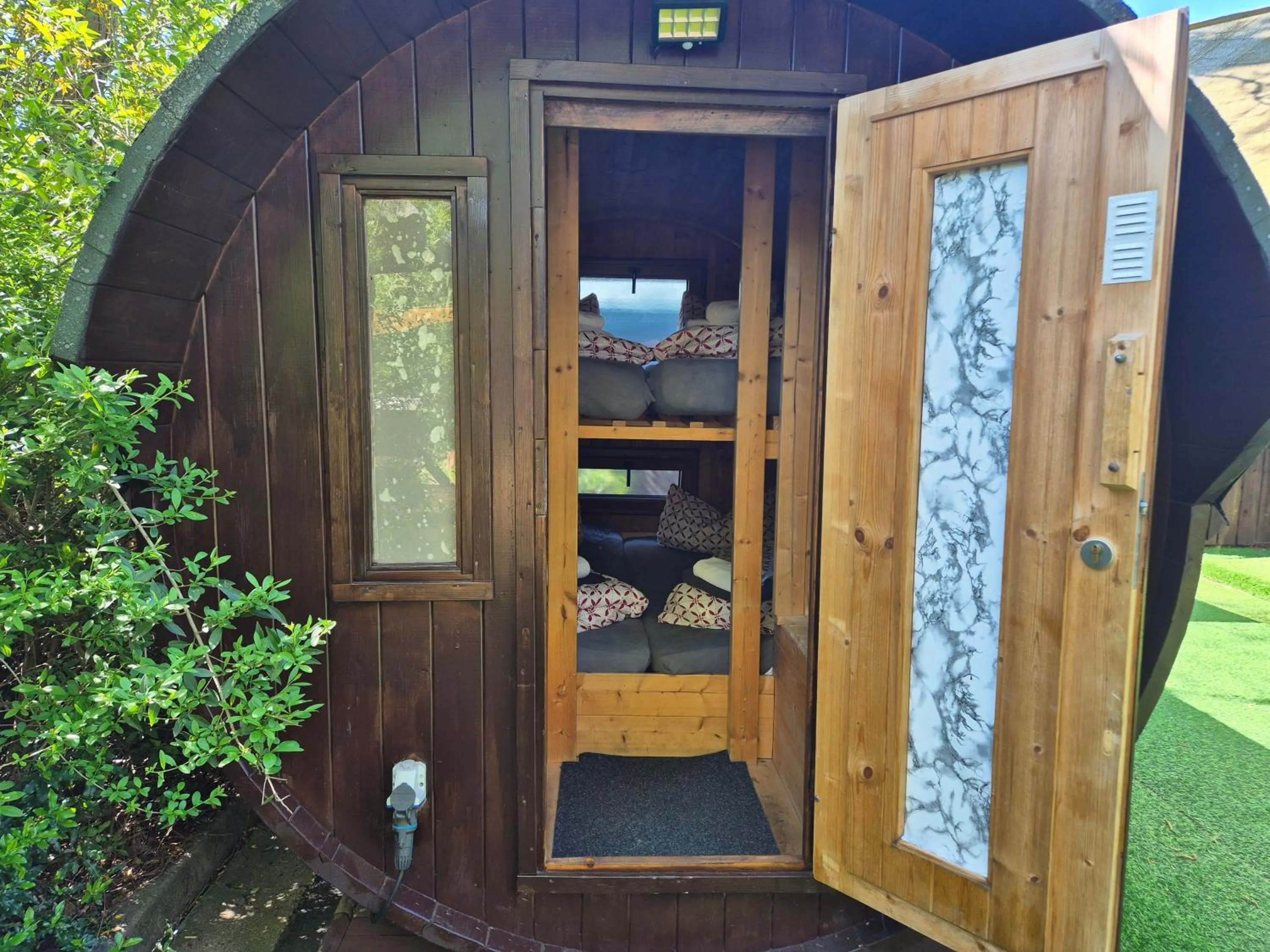 Mini Hotel Übernachten Im Gurkenfass