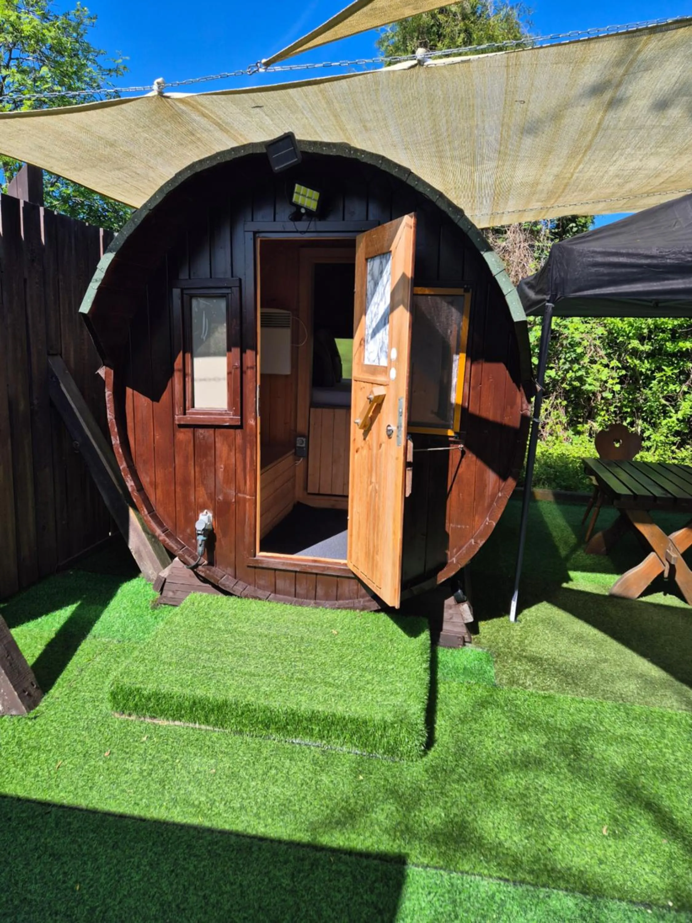 Property building in Mini Hotel Übernachten Im Gurkenfass