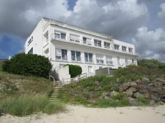 Property building in Ty Ys Hôtel