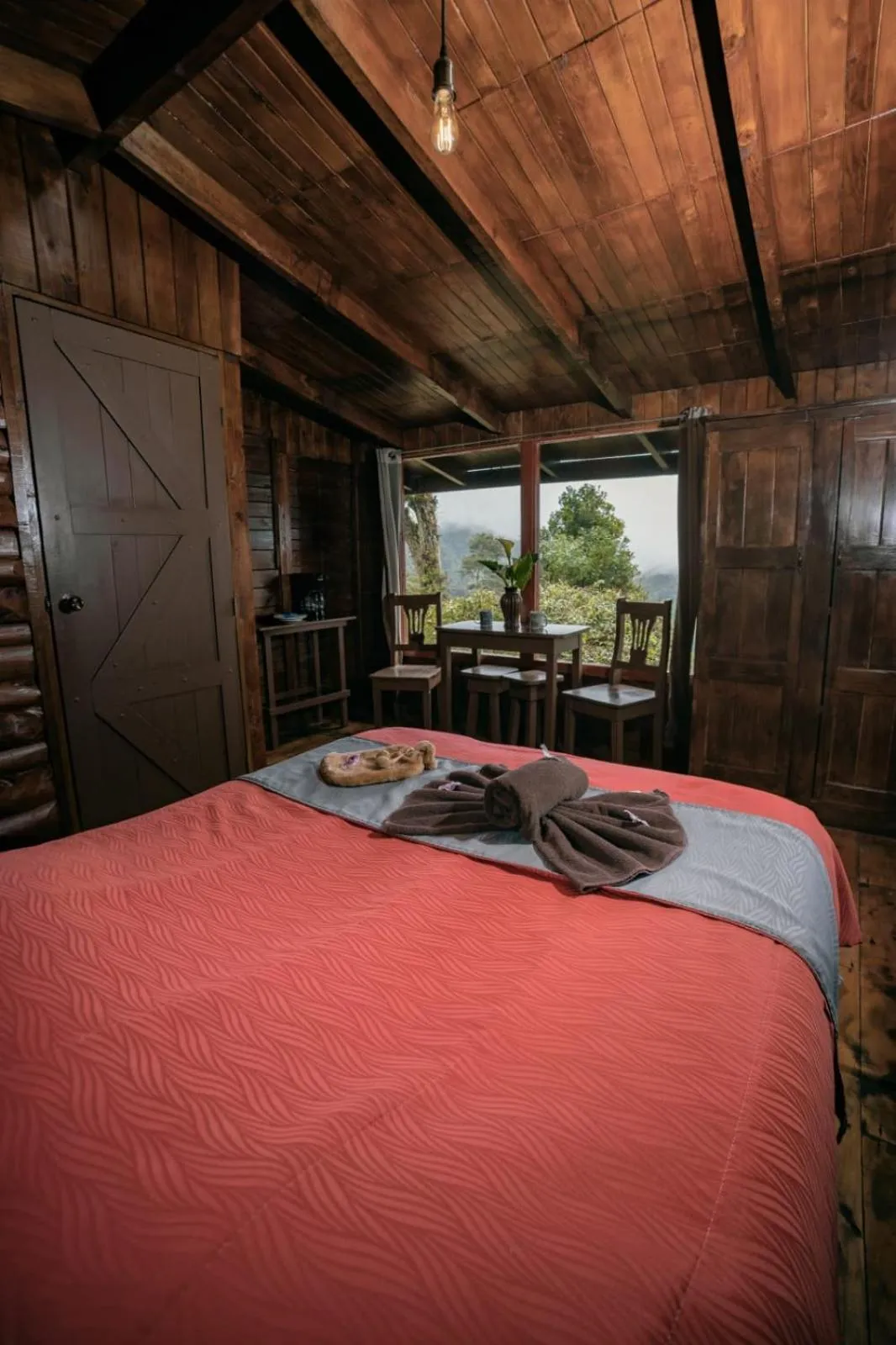 Photo of the whole room, Bed in Paraíso Quetzal Lodge