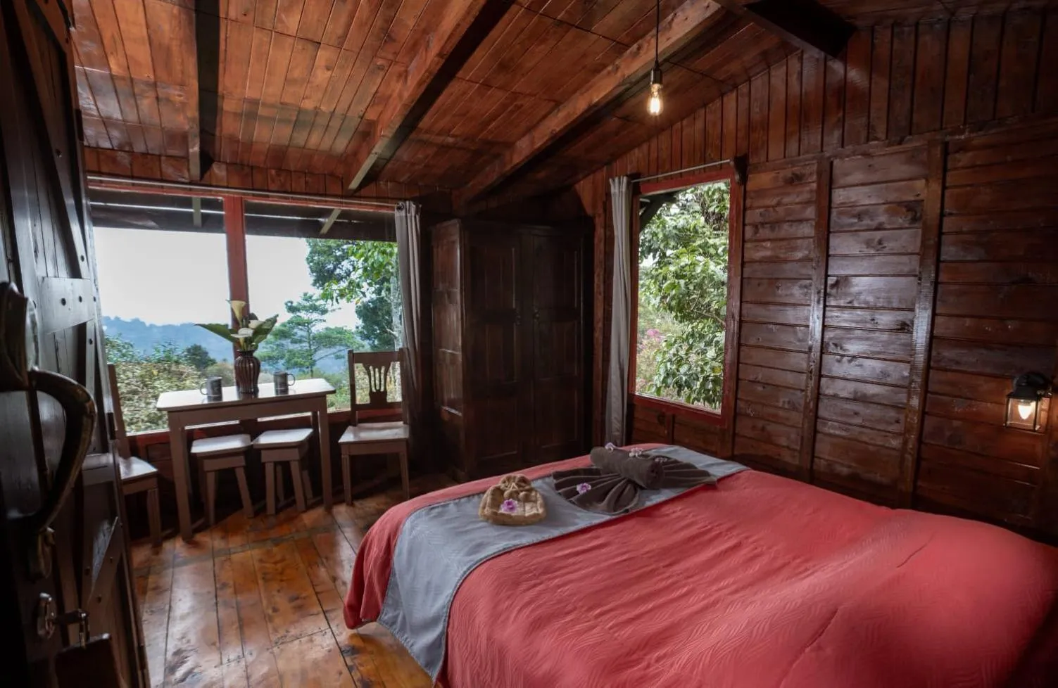 Photo of the whole room, Bed in Paraíso Quetzal Lodge