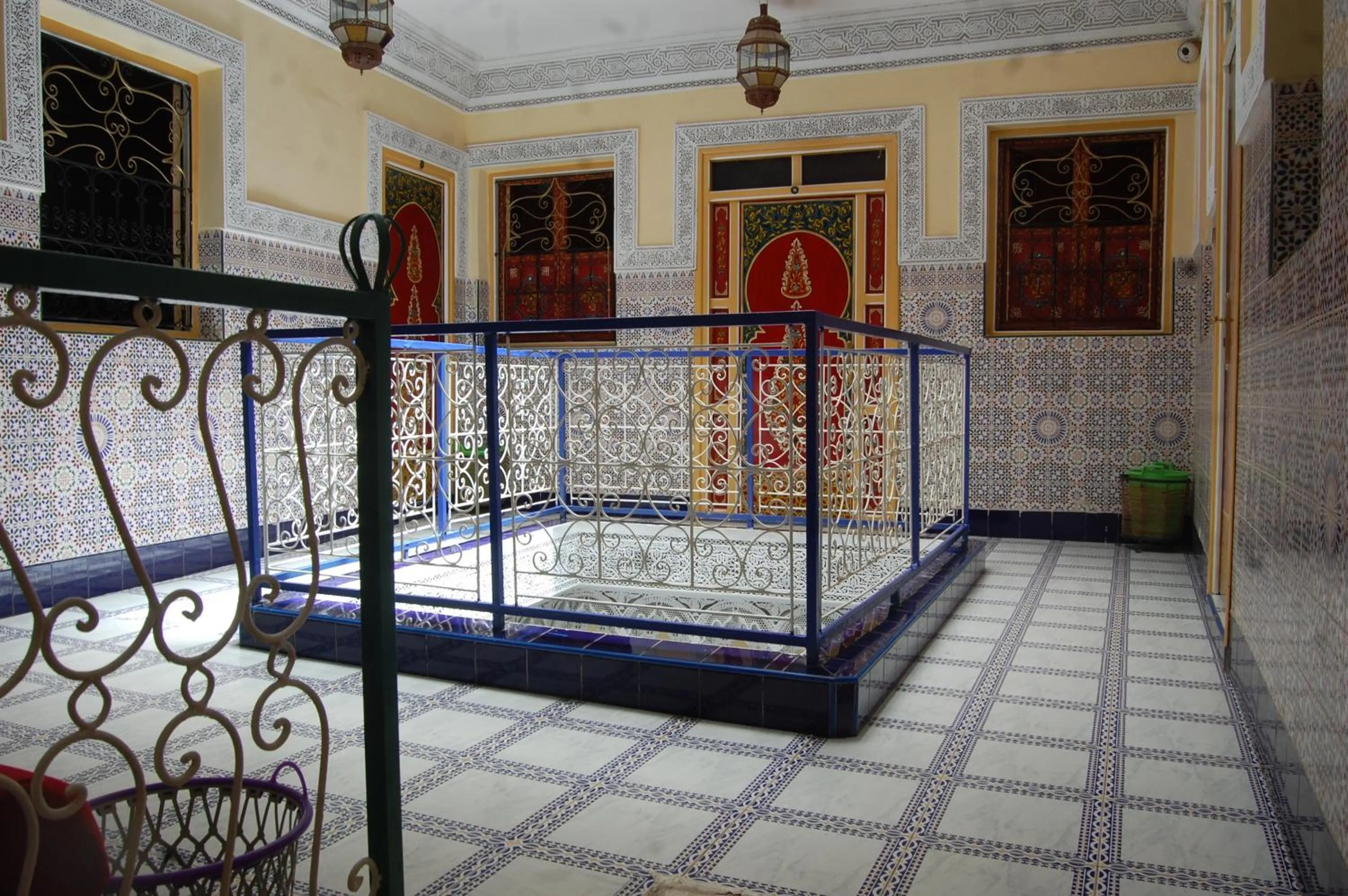 Property building, Bed in Sindi Sud