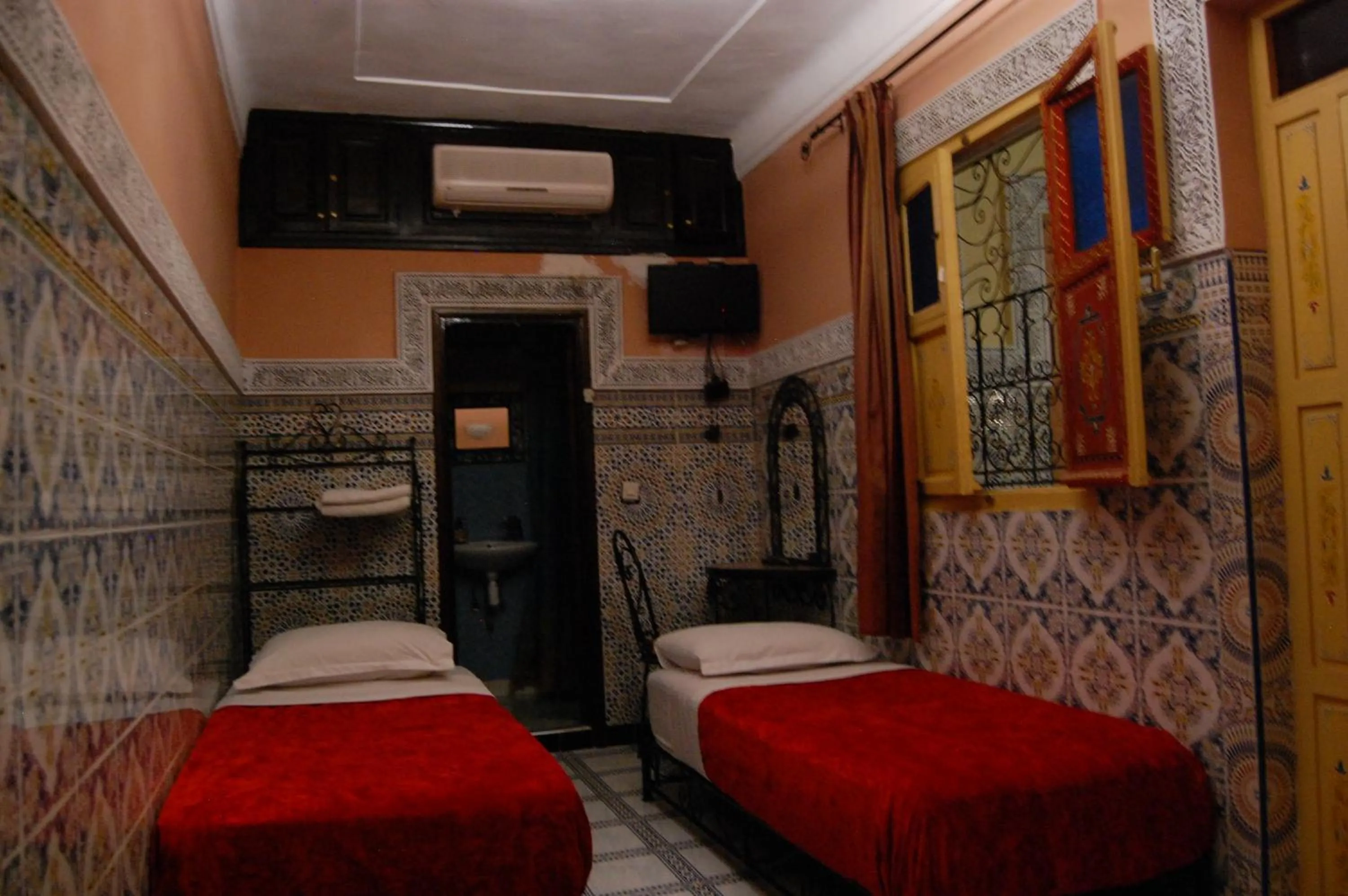 Property building, Bed in Sindi Sud