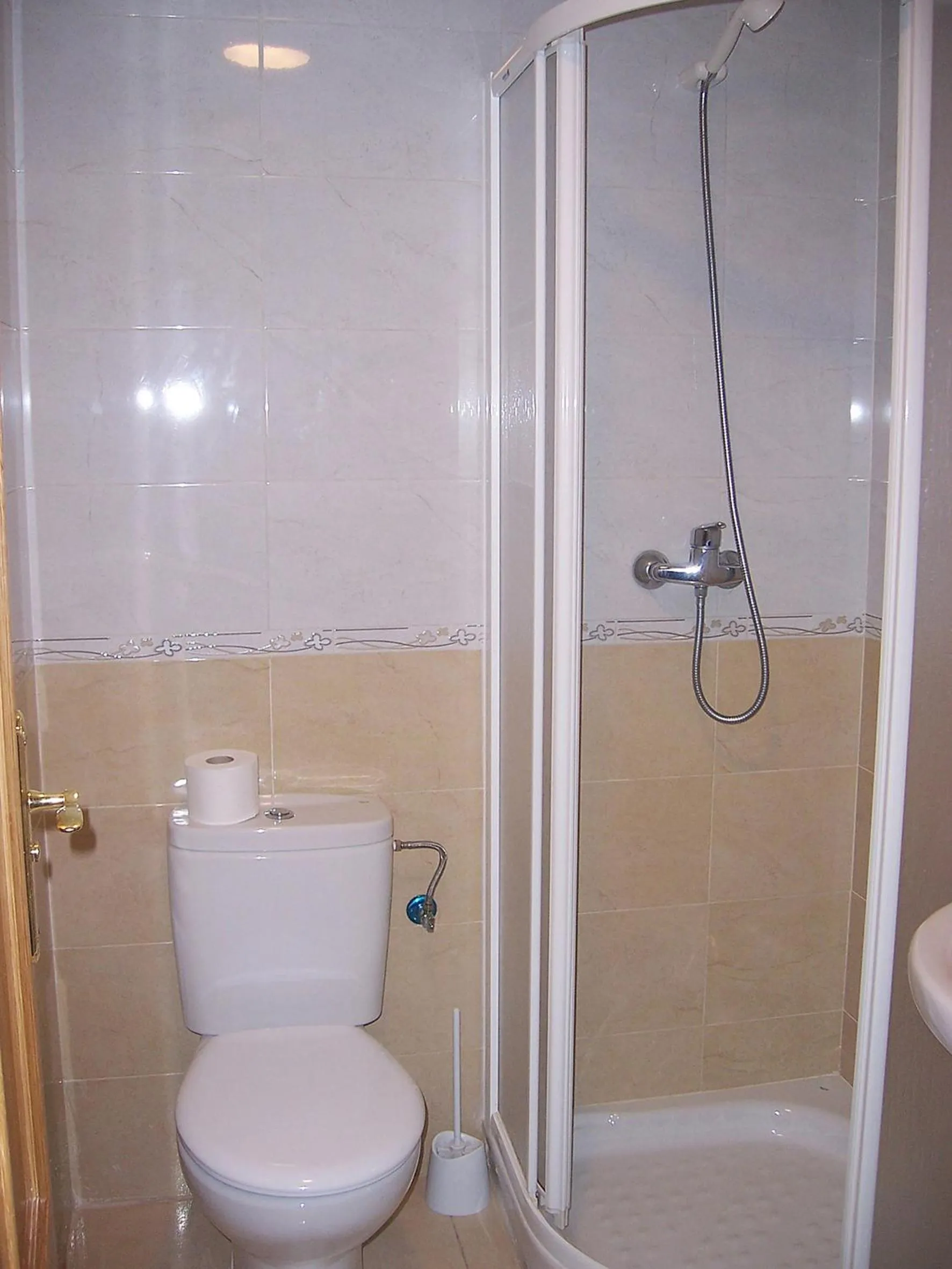 Shower in Hostal San Marcos II