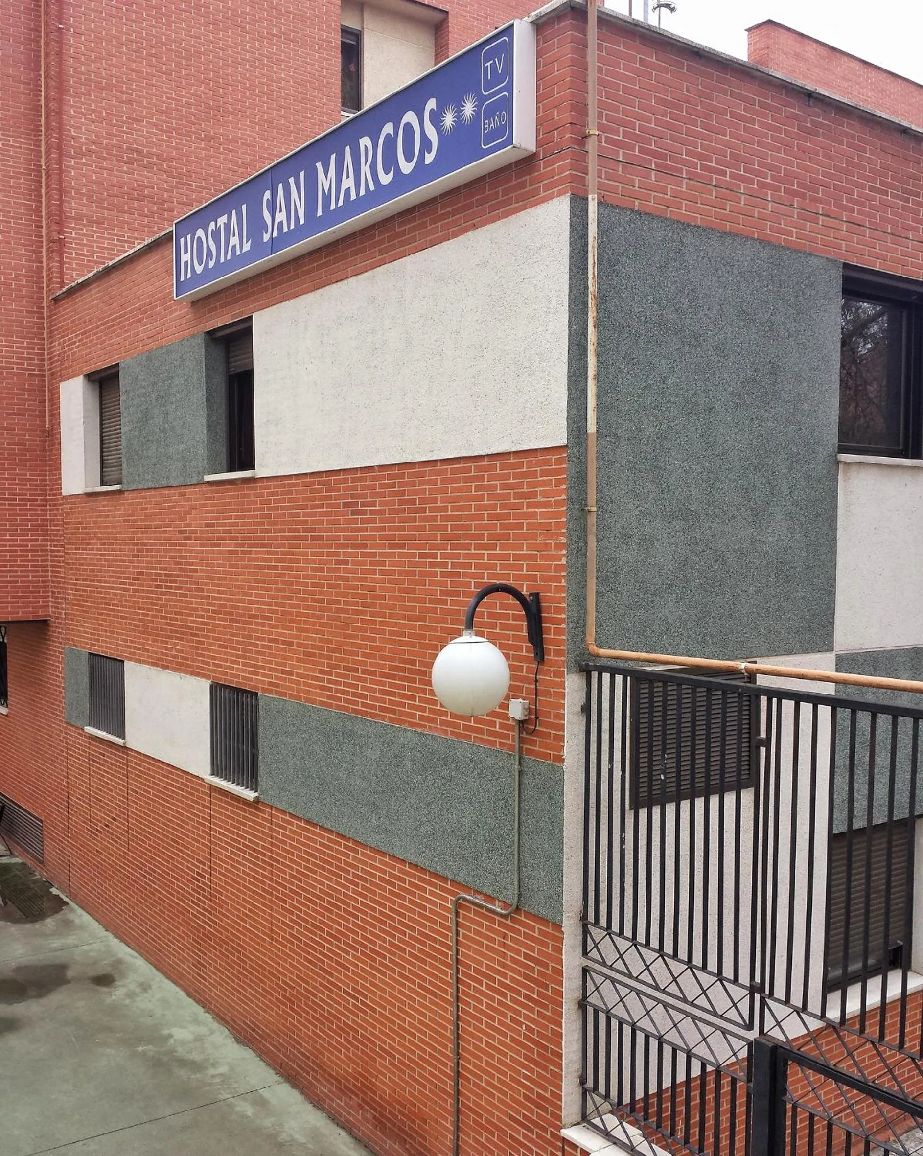 Property building in Hostal San Marcos II