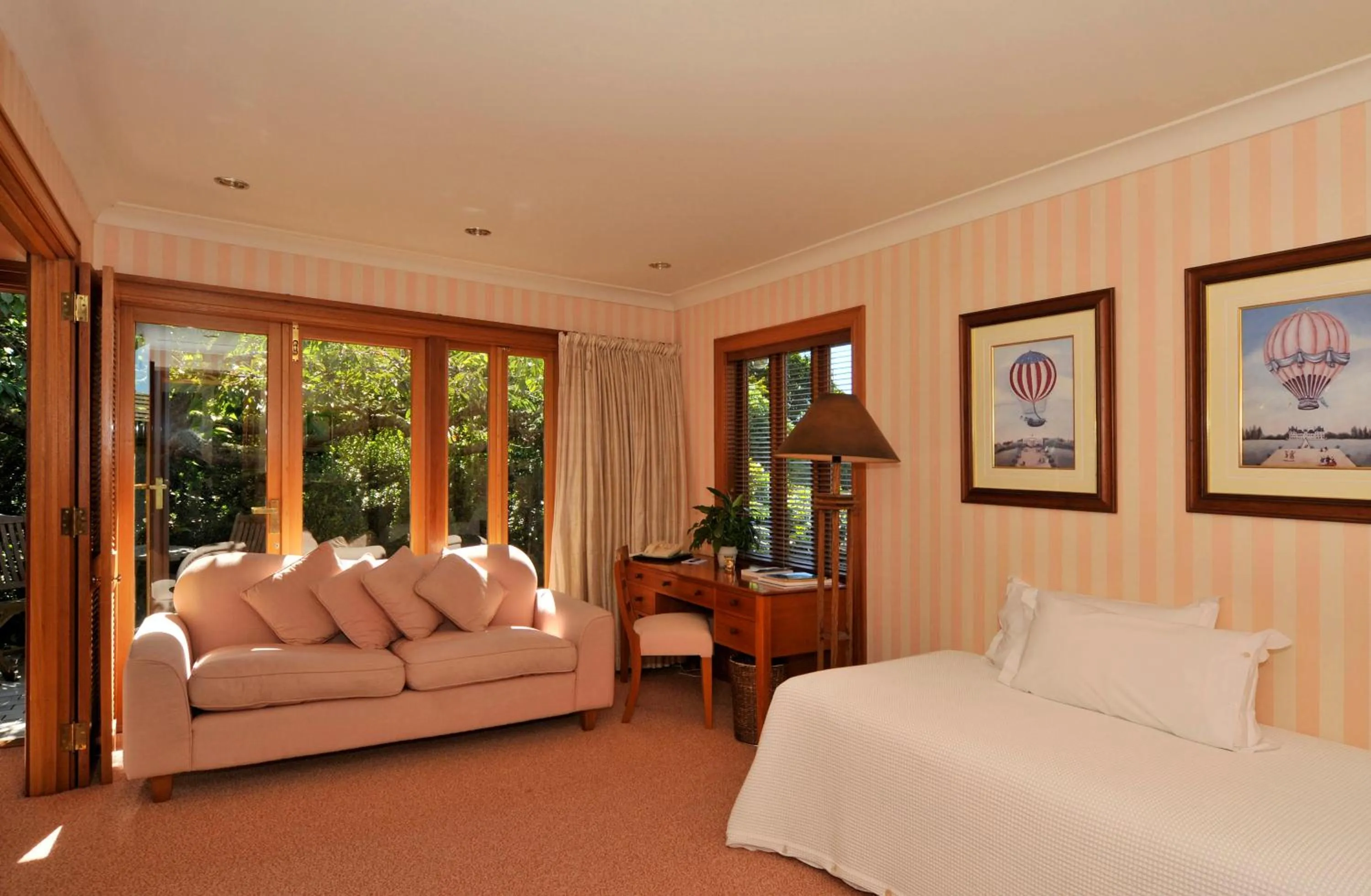Living room, Bed in Lake Taupo Lodge