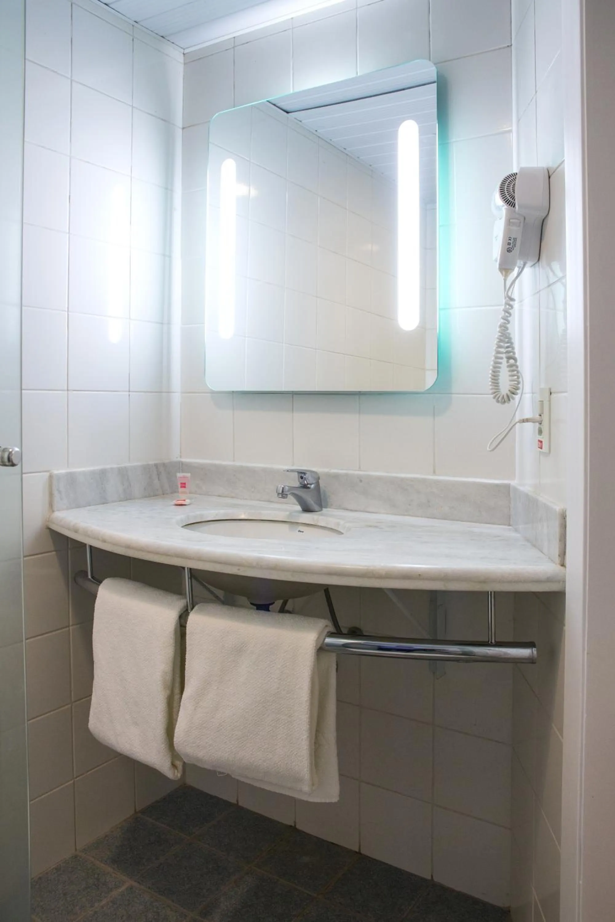 Bathroom in ibis Araçatuba