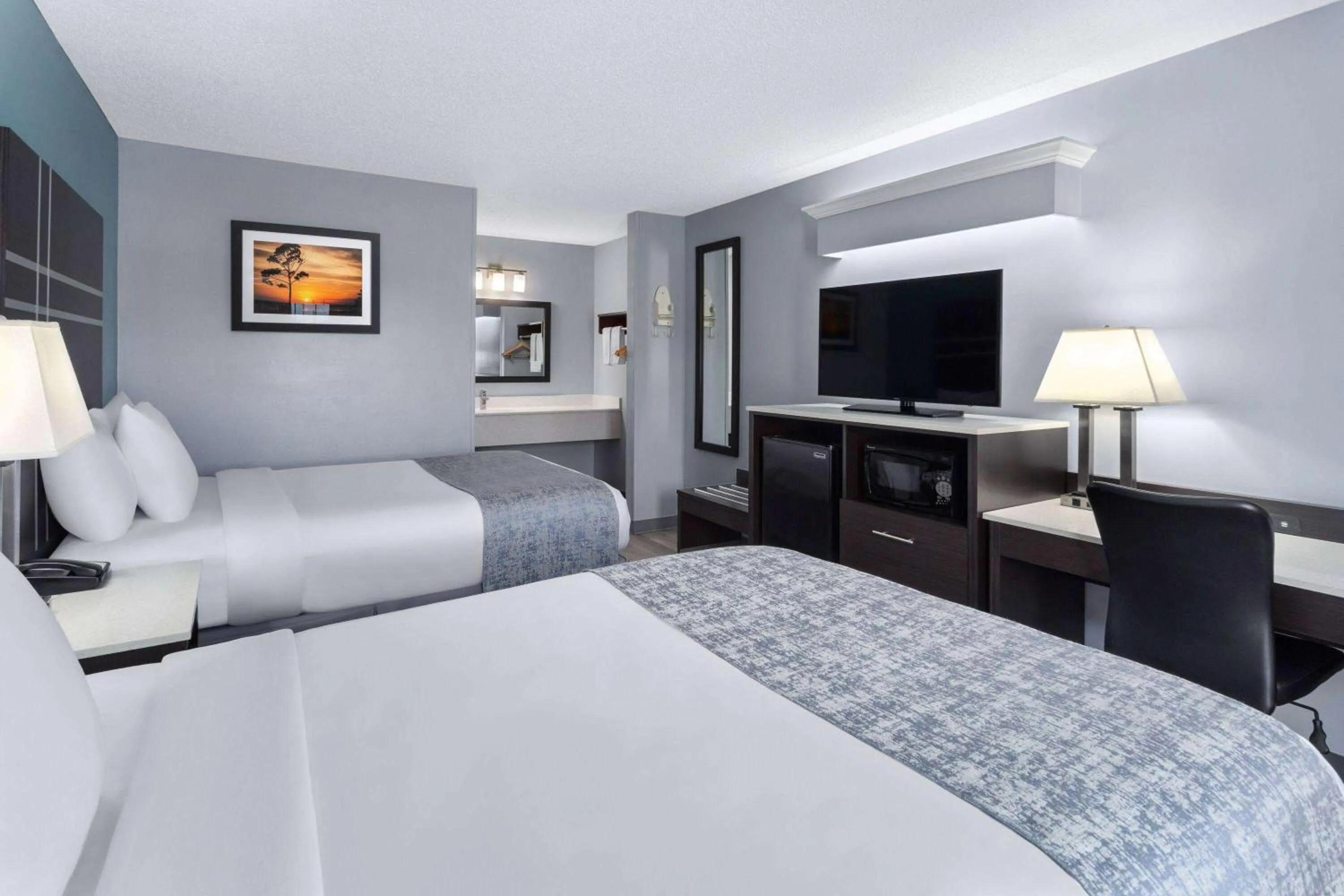 Photo of the whole room, Bed in Baymont by Wyndham Brunswick GA