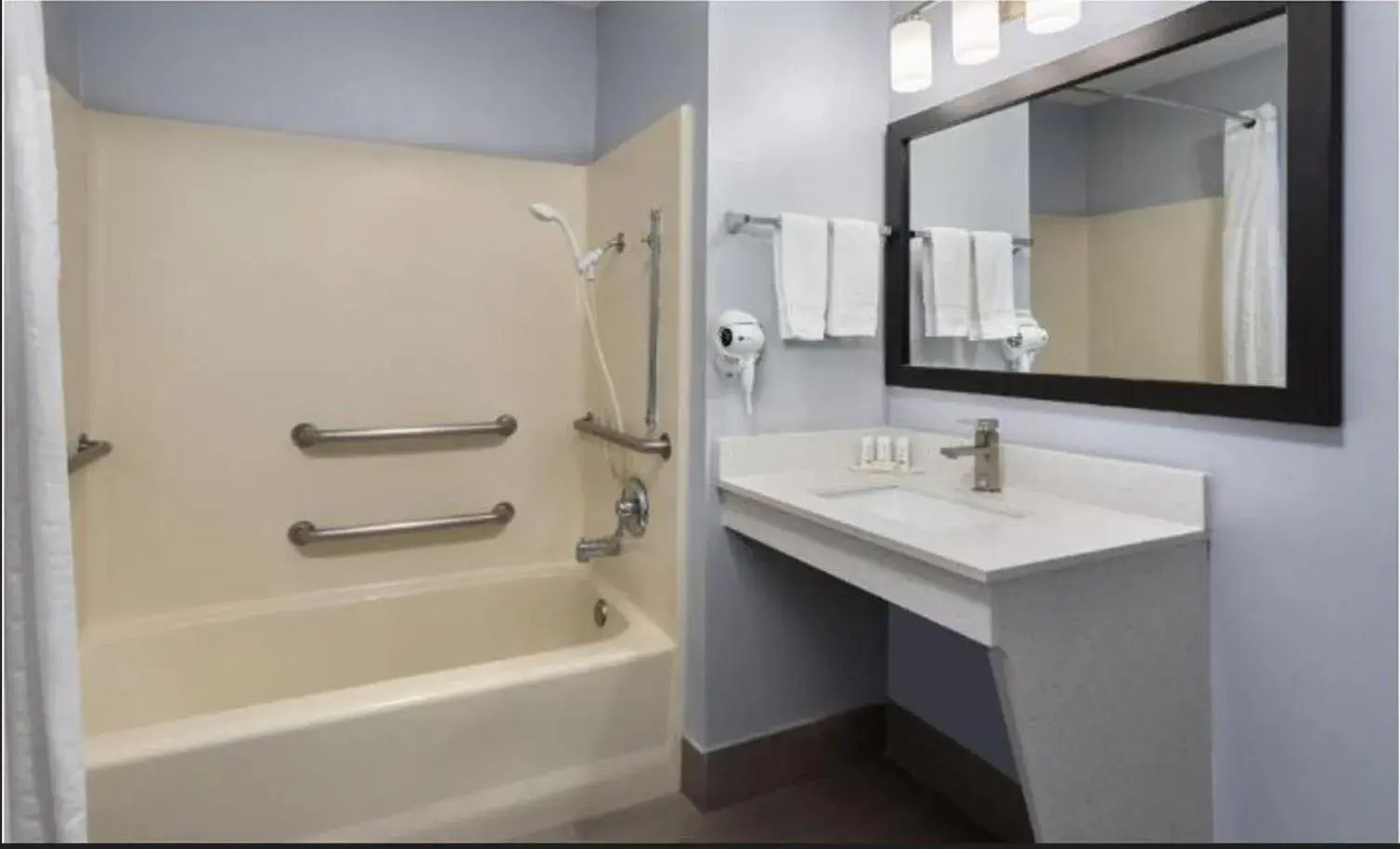 Double Room with Two Double Beds in Baymont by Wyndham Brunswick GA Double Room with Two Double Beds in Baymont by Wyndham Brunswick GA