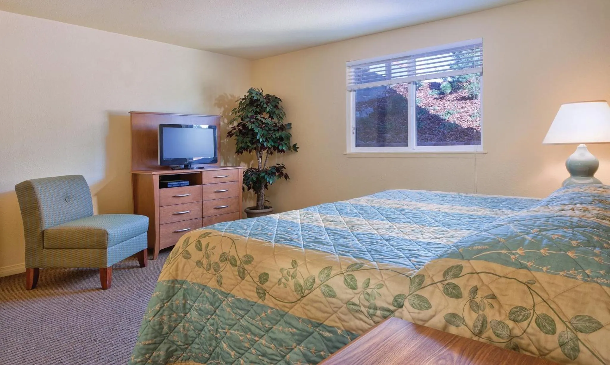 Photo of the whole room, Bed in WorldMark Surfside Inn