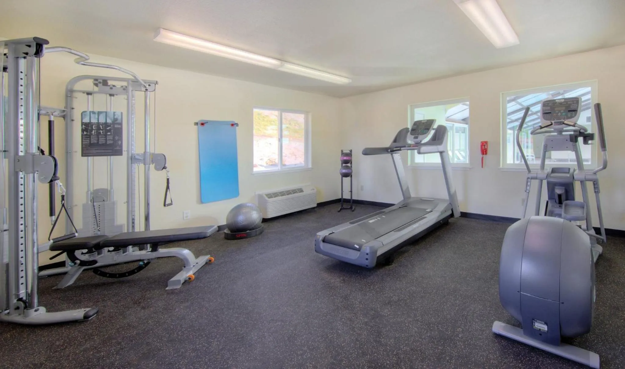 Fitness centre/facilities in WorldMark Surfside Inn