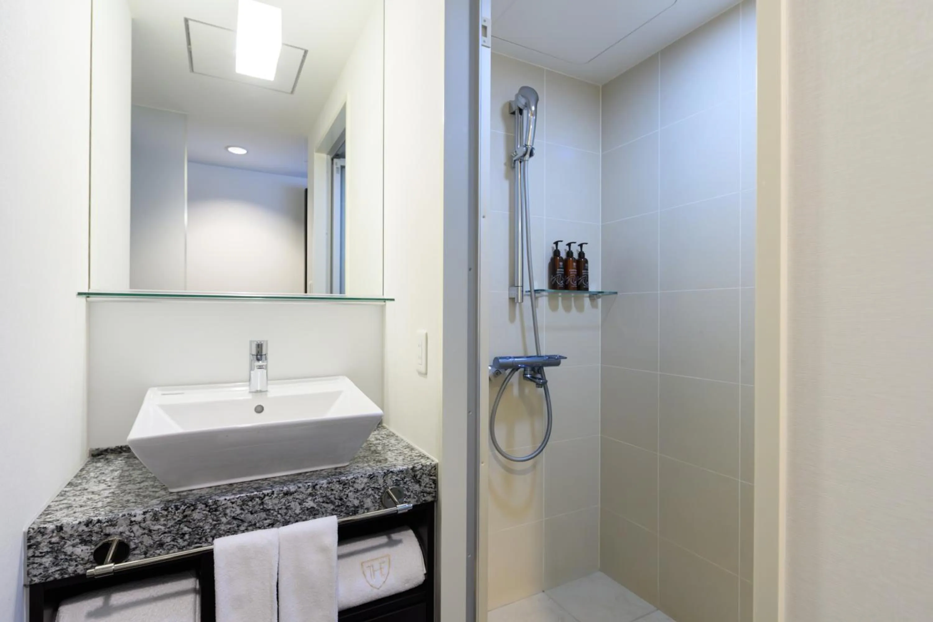 Shower in The Royal Park Canvas Nagoya