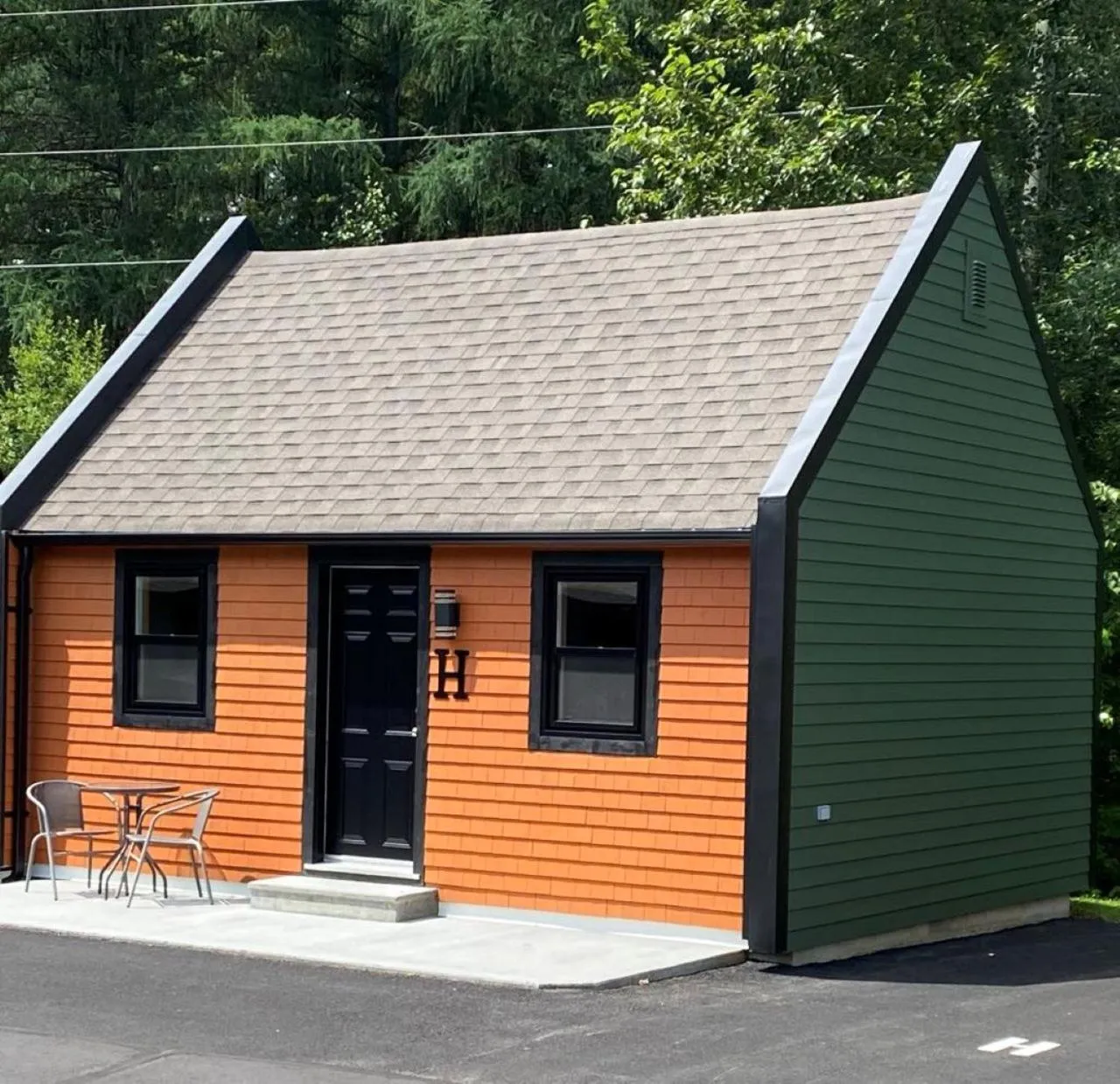 Property building in Auberge MicKy Inc